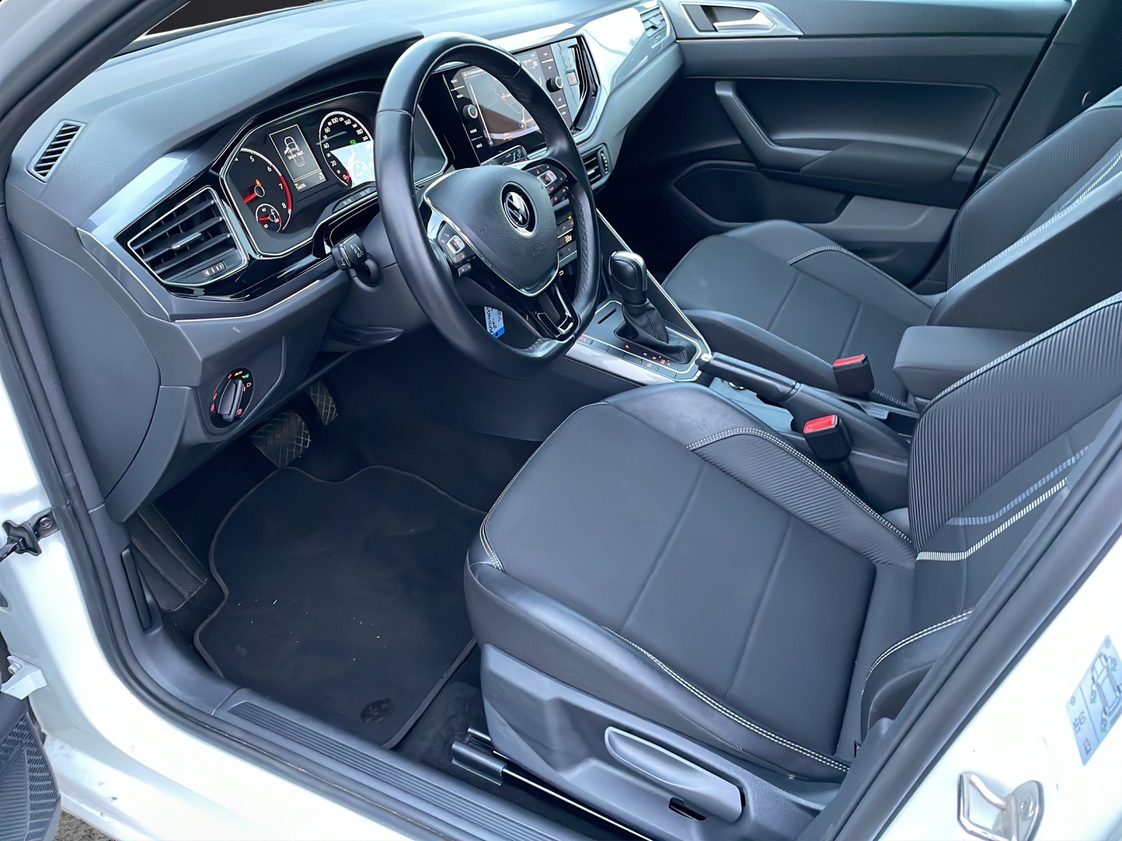 Fahrzeugabbildung Volkswagen Polo Highline TSI DSG LED ACC SHZ PDC Navi Klima