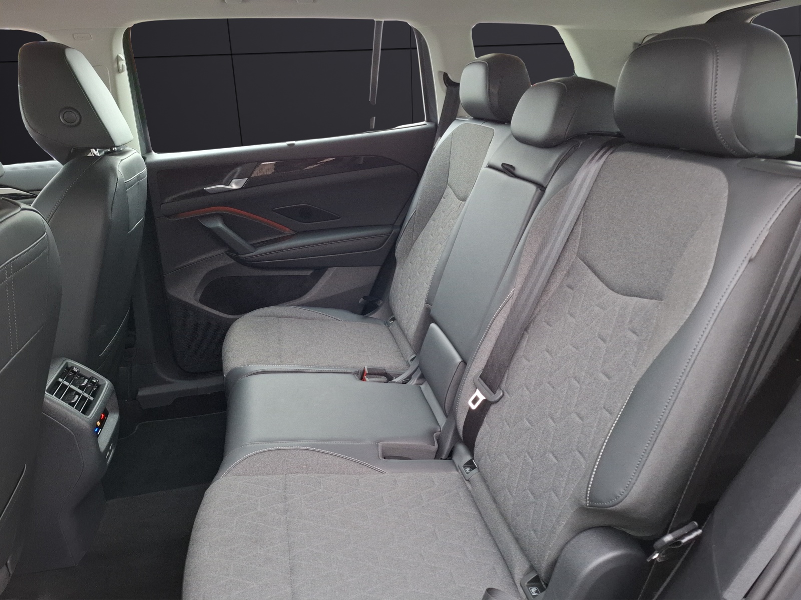 Fahrzeugabbildung Volkswagen Tayron TDI Life DSG 4M 7-Si Matrix AHK Navi AID ACC RFK SH