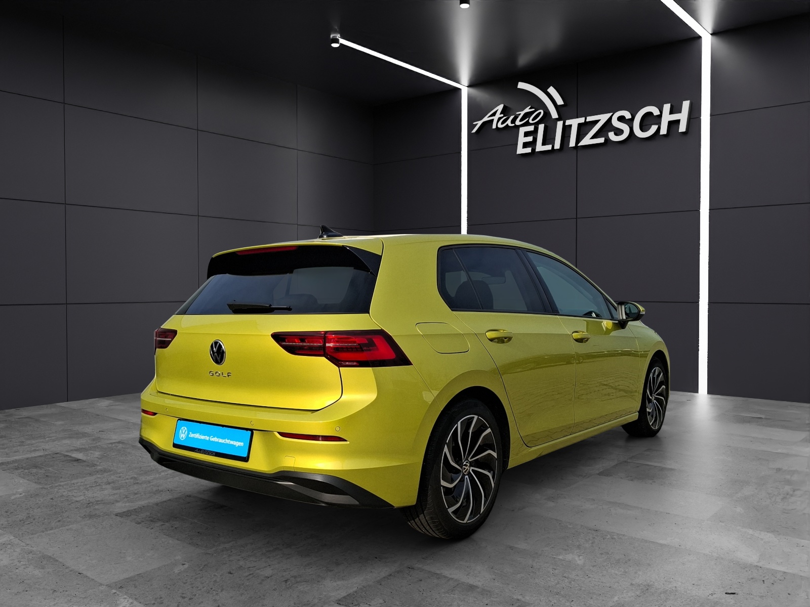 Fahrzeugabbildung Volkswagen Golf VIII TSI Life Matrix Navi Pano AID ACC PDC SH LM