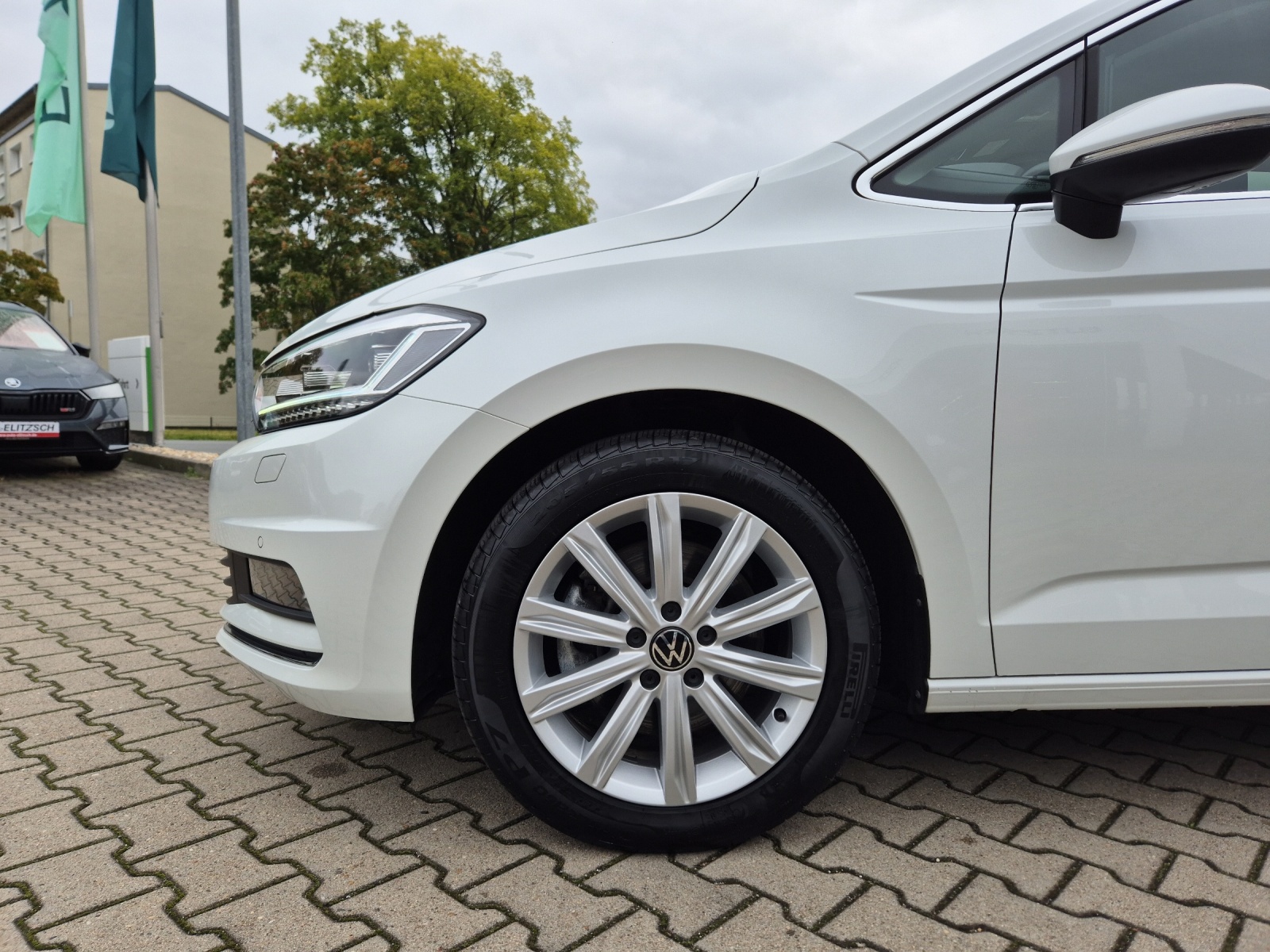 Fahrzeugabbildung Volkswagen Touran TDI Highline DSG 7-Si LED AHK Navi AID ACC RFK SH