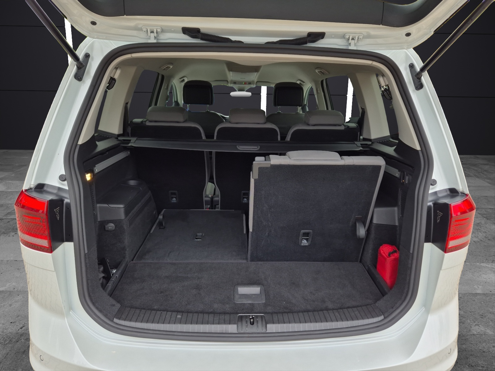 Fahrzeugabbildung Volkswagen Touran TDI Highline DSG 7-Si LED AHK Navi AID ACC RFK SH