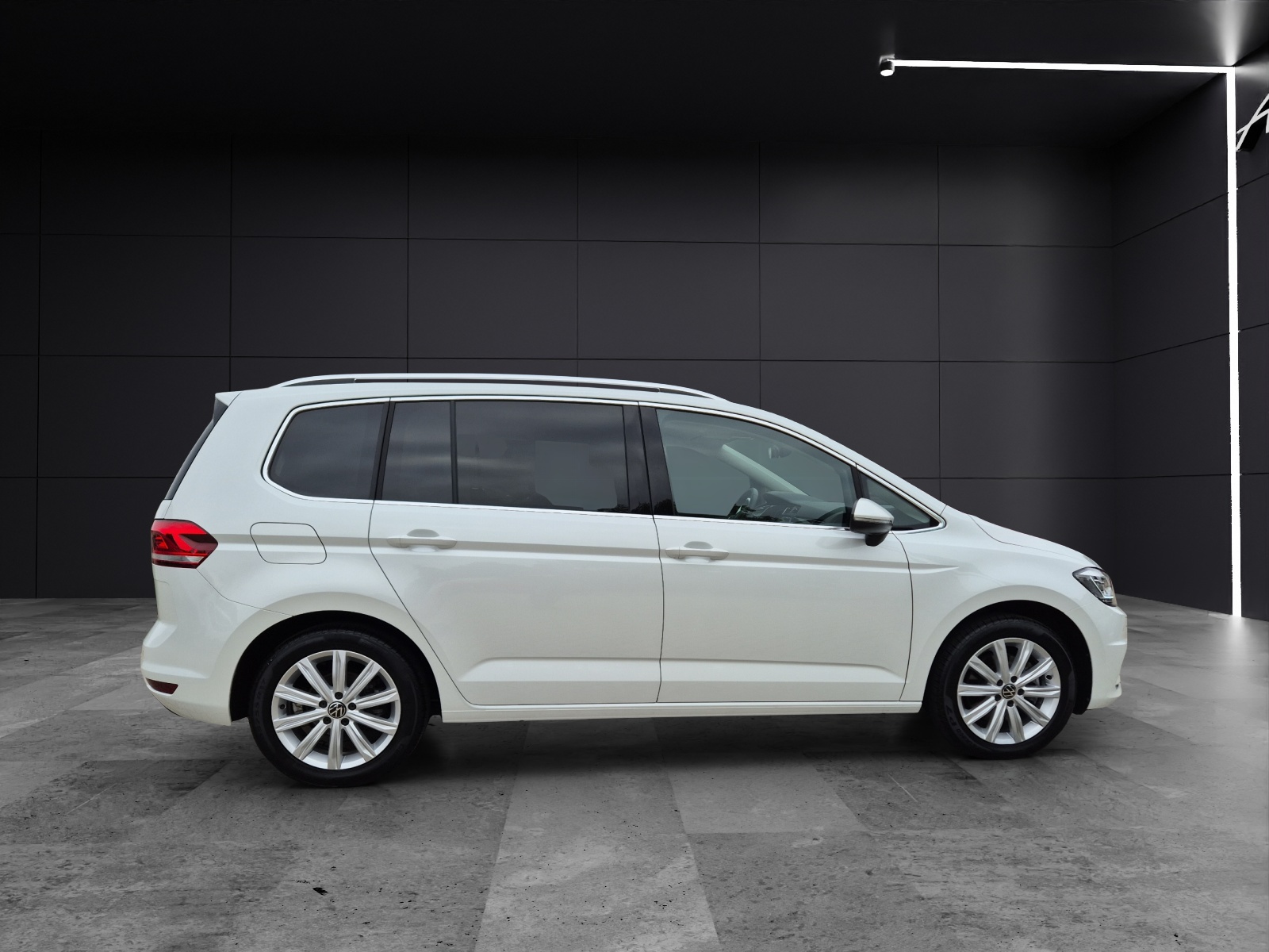 Fahrzeugabbildung Volkswagen Touran TDI Highline DSG 7-Si LED AHK Navi AID ACC RFK SH