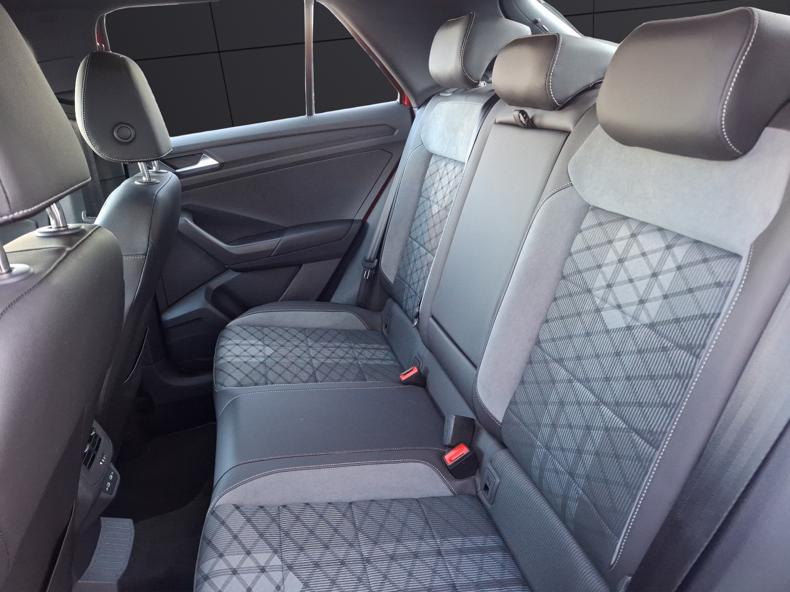 Fahrzeugabbildung Volkswagen T-Roc TSI R-Line LEDplus AID ACC Park-Assist SH 17