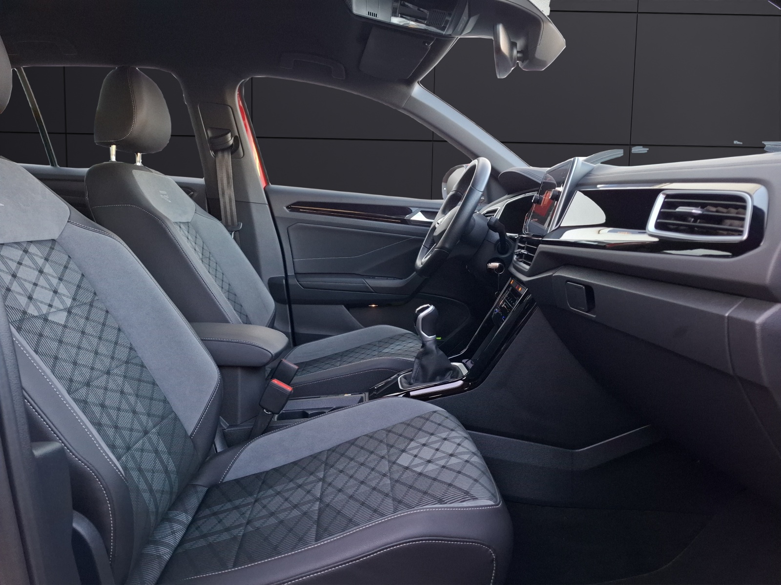 Fahrzeugabbildung Volkswagen T-Roc TSI R-Line LEDplus AID ACC Park-Assist SH 17