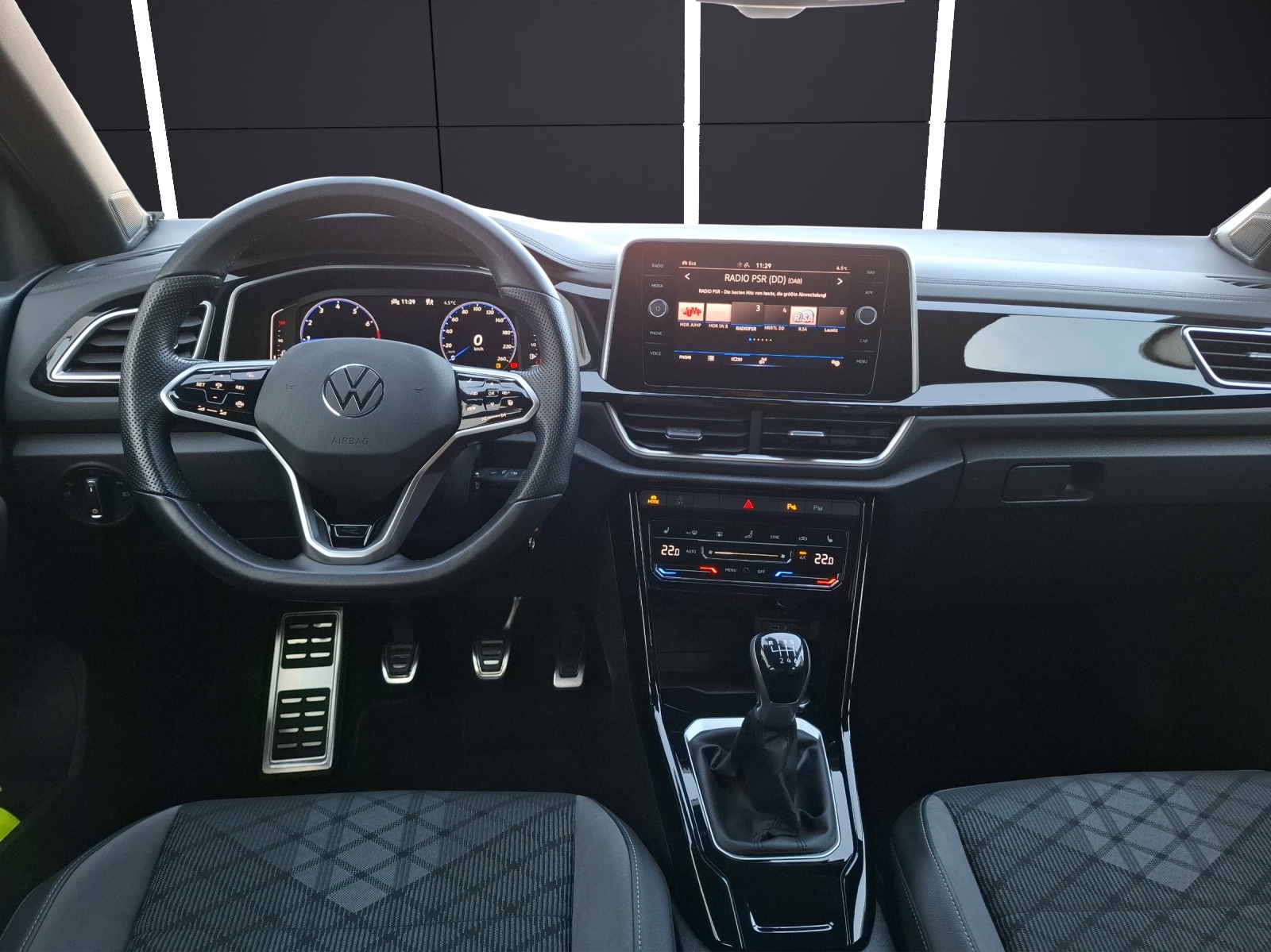 Fahrzeugabbildung Volkswagen T-Roc TSI R-Line LEDplus AID ACC Park-Assist SH 17