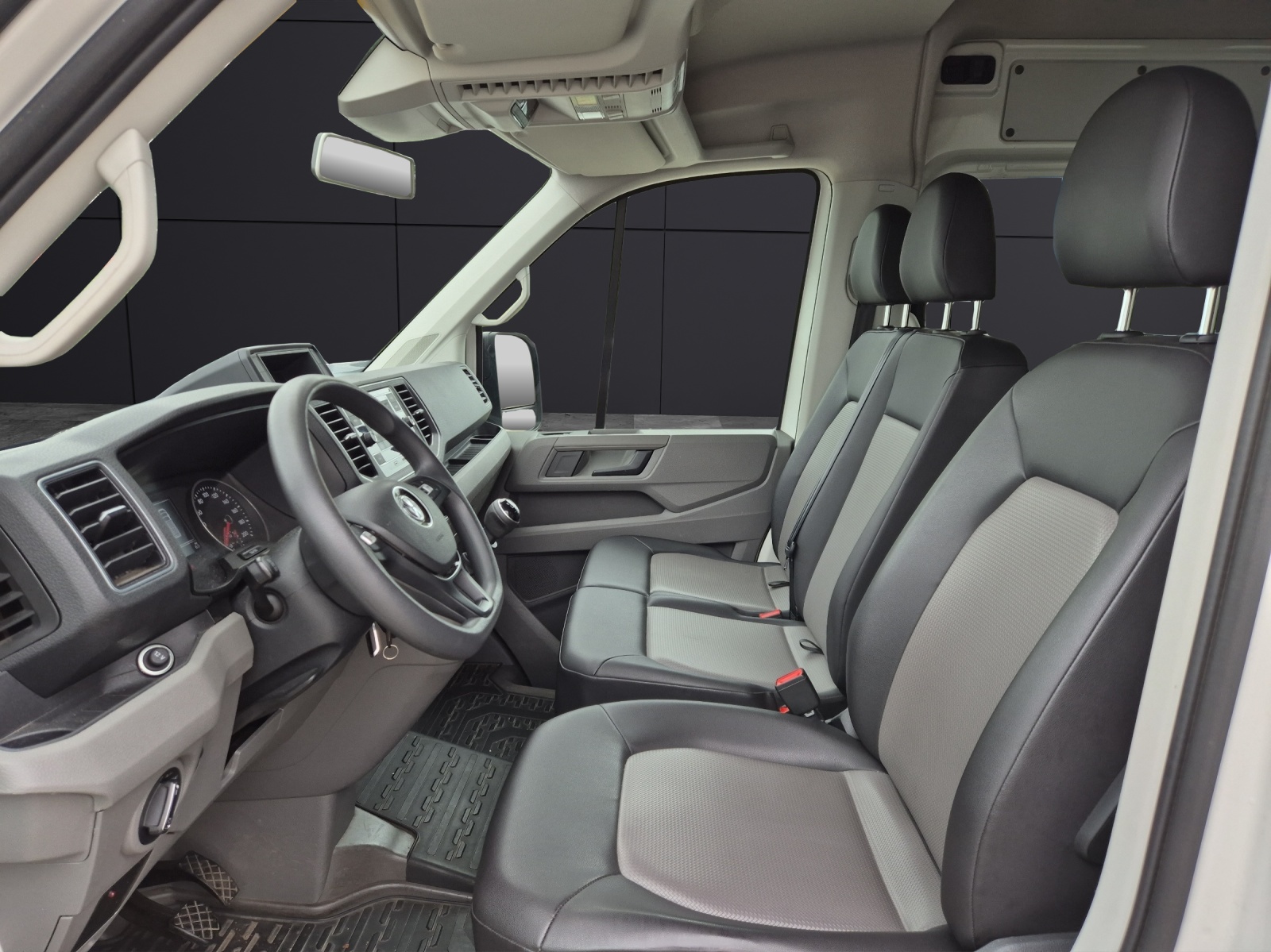 Fahrzeugabbildung Volkswagen Crafter 35 MR HD 4Mo 9-Si Rollstuhllift Trittstufe STH AHK Klima PDC