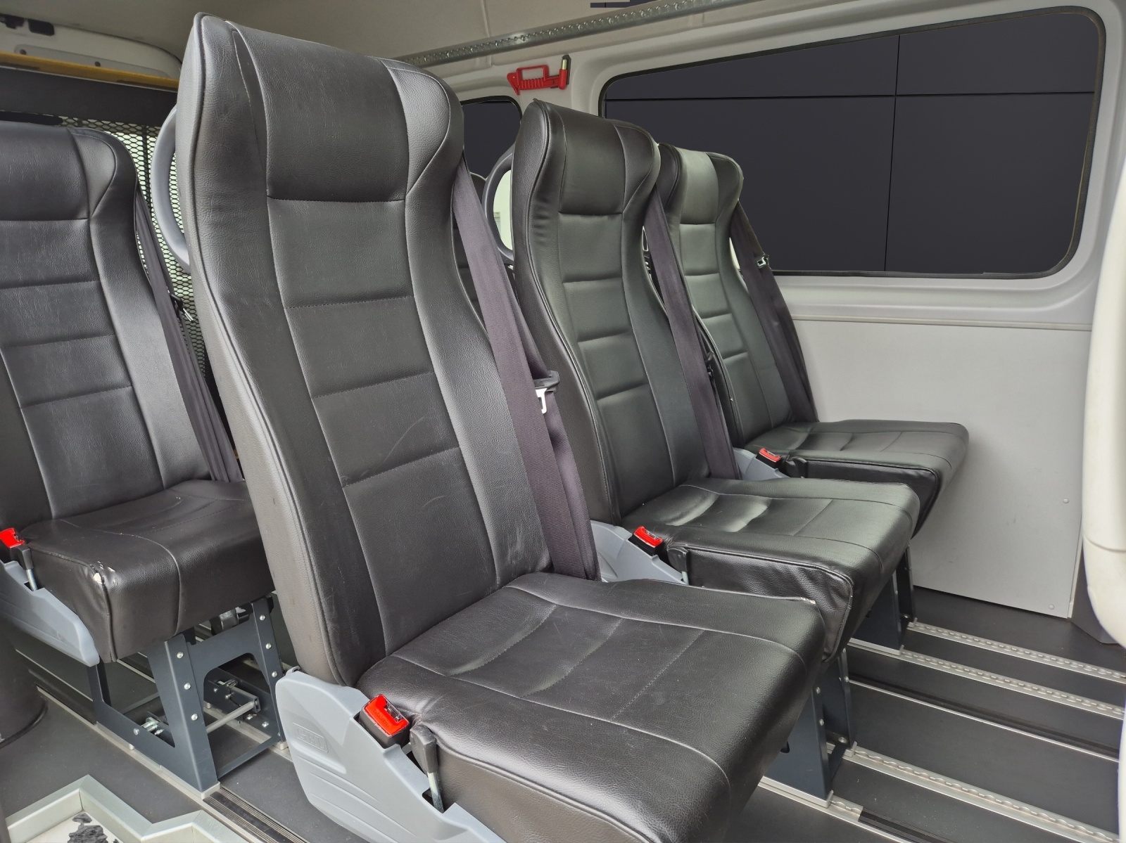 Fahrzeugabbildung Volkswagen Crafter 35 MR HD 4Mo 9-Si Rollstuhllift Trittstufe STH AHK Klima PDC
