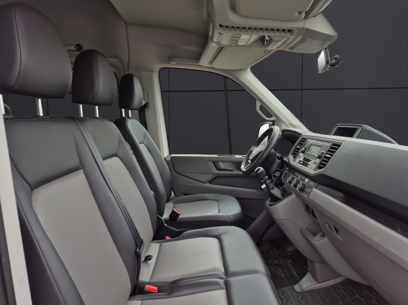 Fahrzeugabbildung Volkswagen Crafter 35 MR HD 4Mo 9-Si Rollstuhllift Trittstufe STH AHK Klima PDC