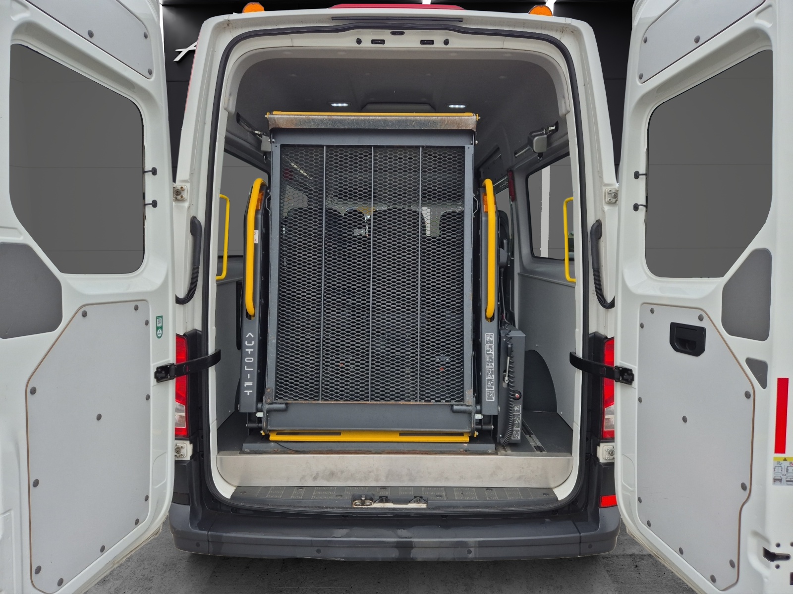 Fahrzeugabbildung Volkswagen Crafter 35 MR HD 4Mo 9-Si Rollstuhllift Trittstufe STH AHK Klima PDC