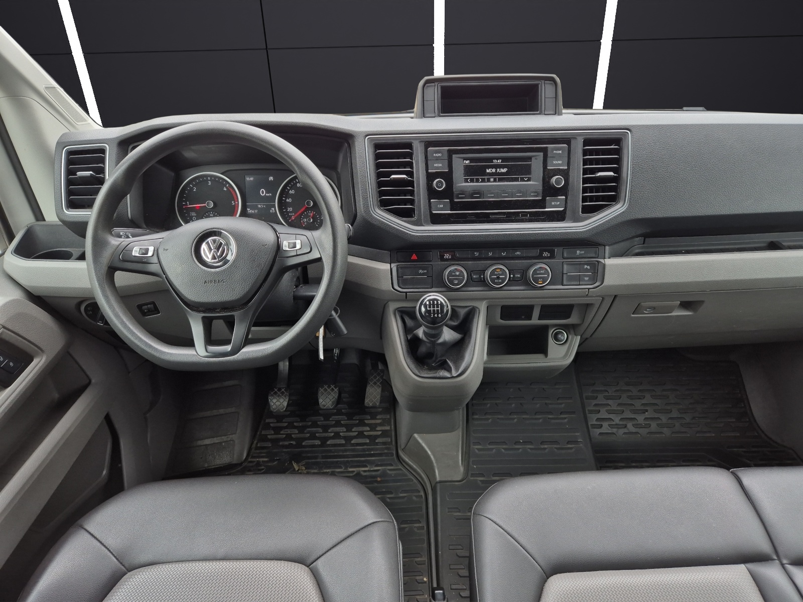 Fahrzeugabbildung Volkswagen Crafter 35 MR HD 4Mo 9-Si Rollstuhllift Trittstufe STH AHK Klima PDC