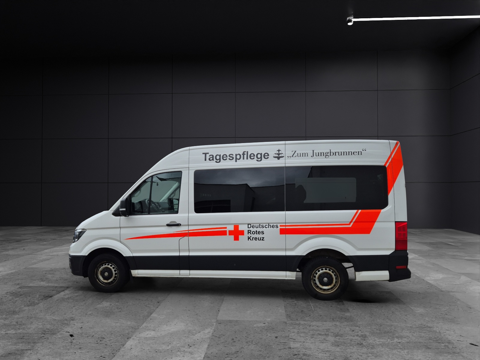 Fahrzeugabbildung Volkswagen Crafter 35 MR HD 4Mo 9-Si Rollstuhllift Trittstufe STH AHK Klima PDC