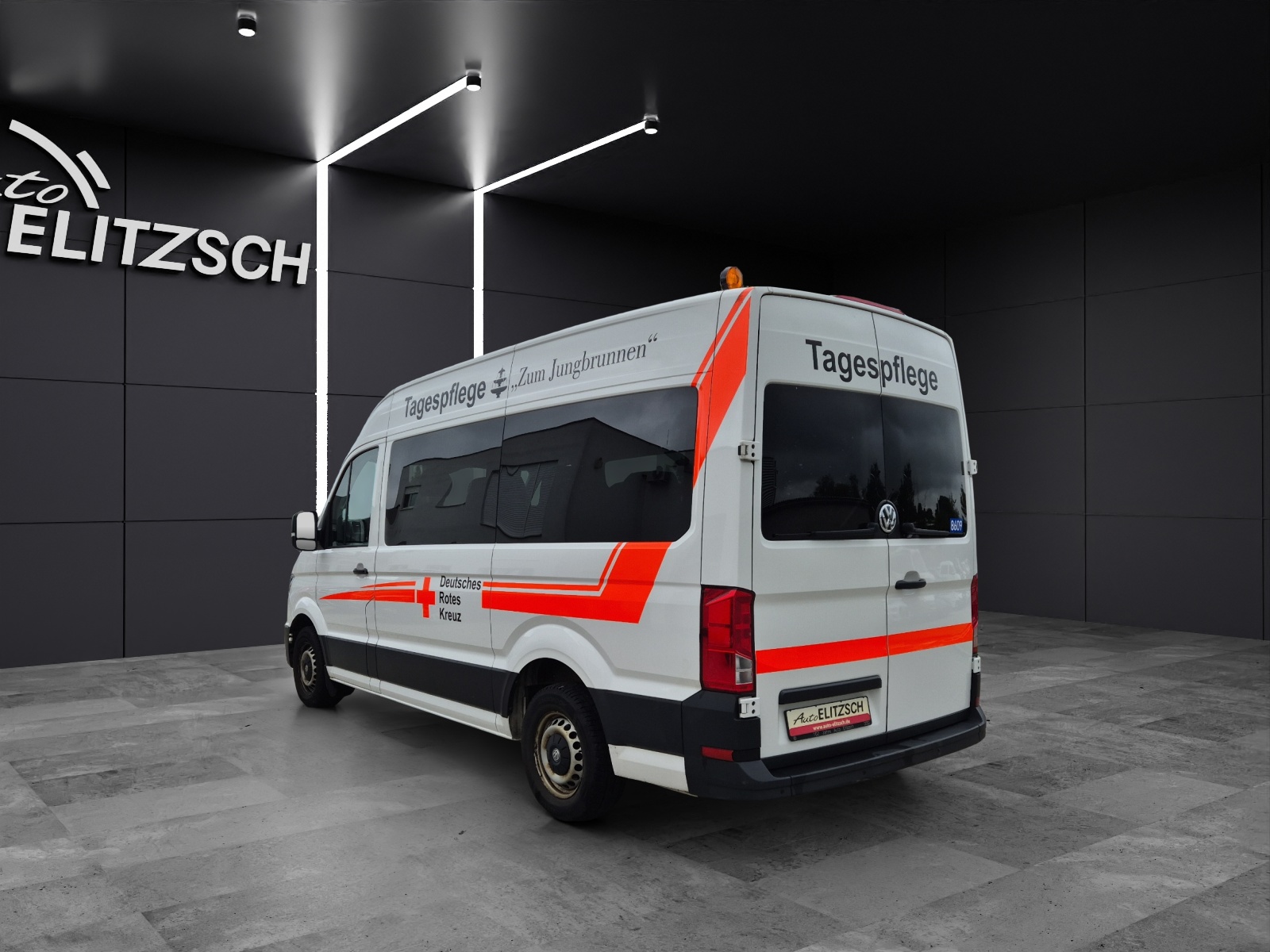Fahrzeugabbildung Volkswagen Crafter 35 MR HD 4Mo 9-Si Rollstuhllift Trittstufe STH AHK Klima PDC