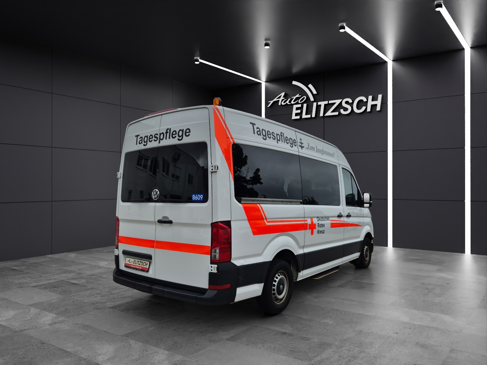 Fahrzeugabbildung Volkswagen Crafter 35 MR HD 4Mo 9-Si Rollstuhllift Trittstufe STH AHK Klima PDC