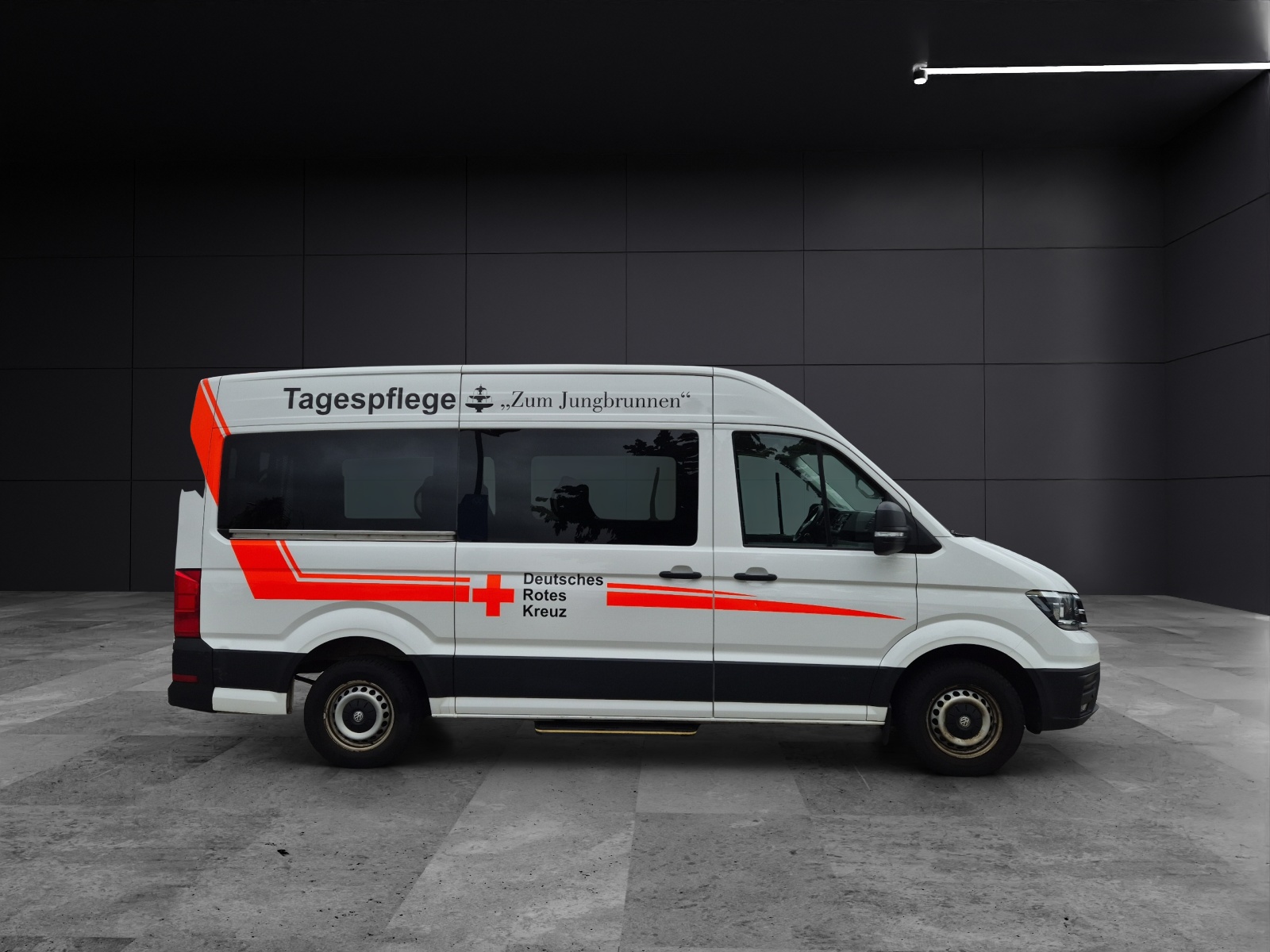 Fahrzeugabbildung Volkswagen Crafter 35 MR HD 4Mo 9-Si Rollstuhllift Trittstufe STH AHK Klima PDC