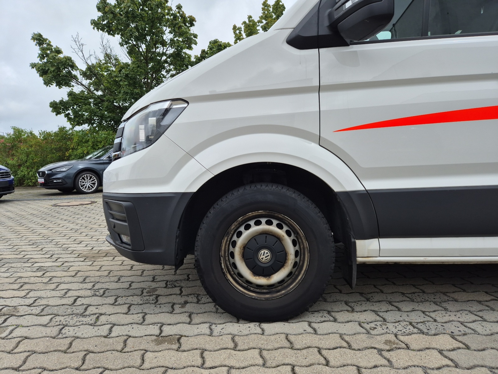 Fahrzeugabbildung Volkswagen Crafter 35 MR HD 4Mo 9-Si Rollstuhllift Trittstufe STH AHK Klima PDC