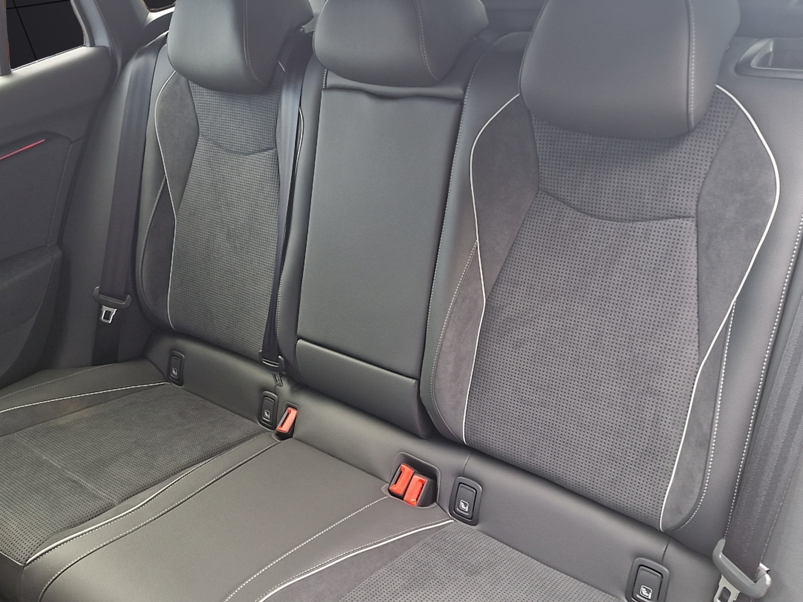 Fahrzeugabbildung SKODA Superb Combi 2.0 TSI 4x4 Sportline LED MATRIX AHZ RFK DCC