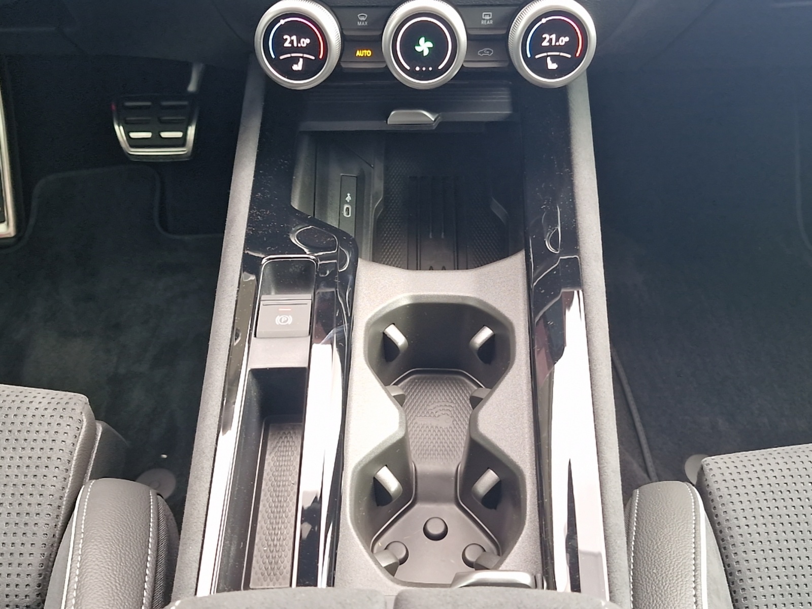 Fahrzeugabbildung SKODA Superb Combi 2.0 TSI 4x4 Sportline LED MATRIX AHZ RFK DCC