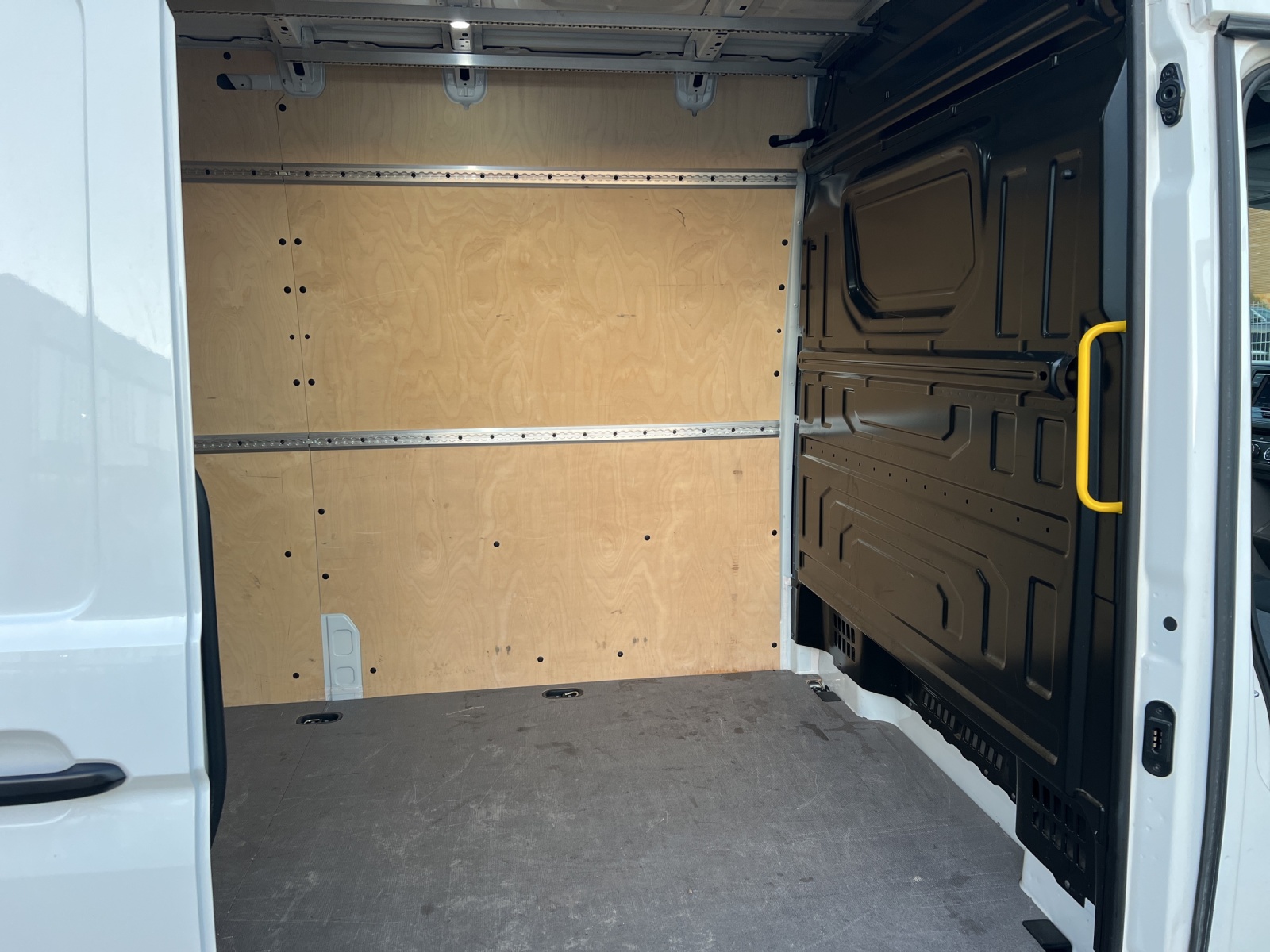 Fahrzeugabbildung Volkswagen Crafter Kasten 35 LR HD AHK RearView DAB+ Klima