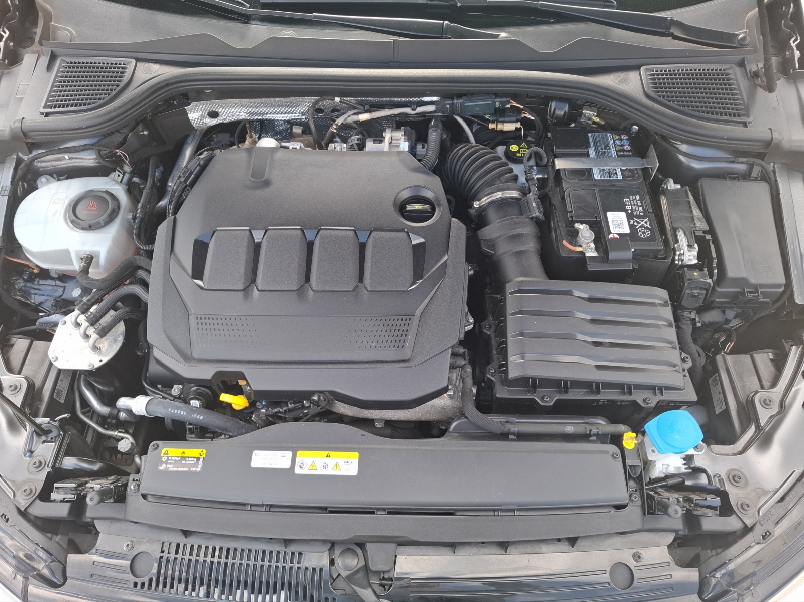Fahrzeugabbildung Volkswagen Golf VIII TDI Life DSG LED Navi AID ACC PDC SH LM