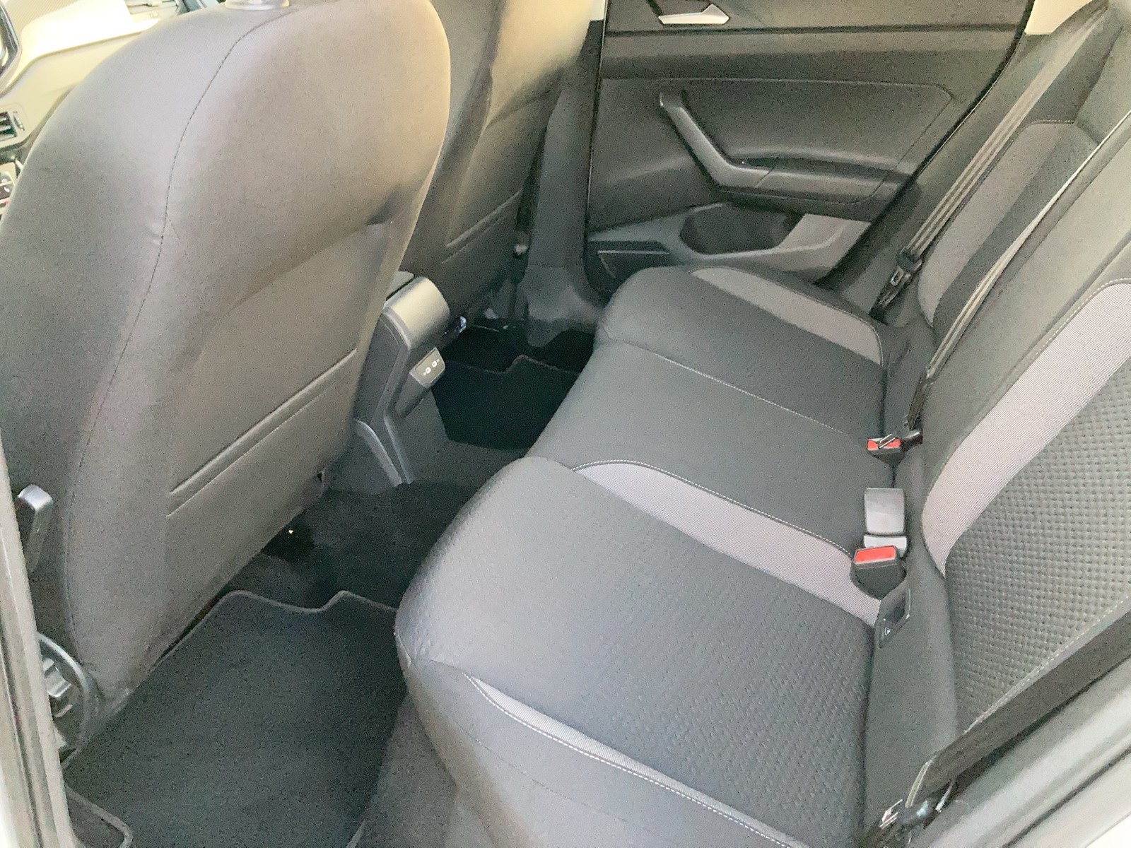 Fahrzeugabbildung Volkswagen Polo TSI Active DSG LED Navi ACC PDC SH