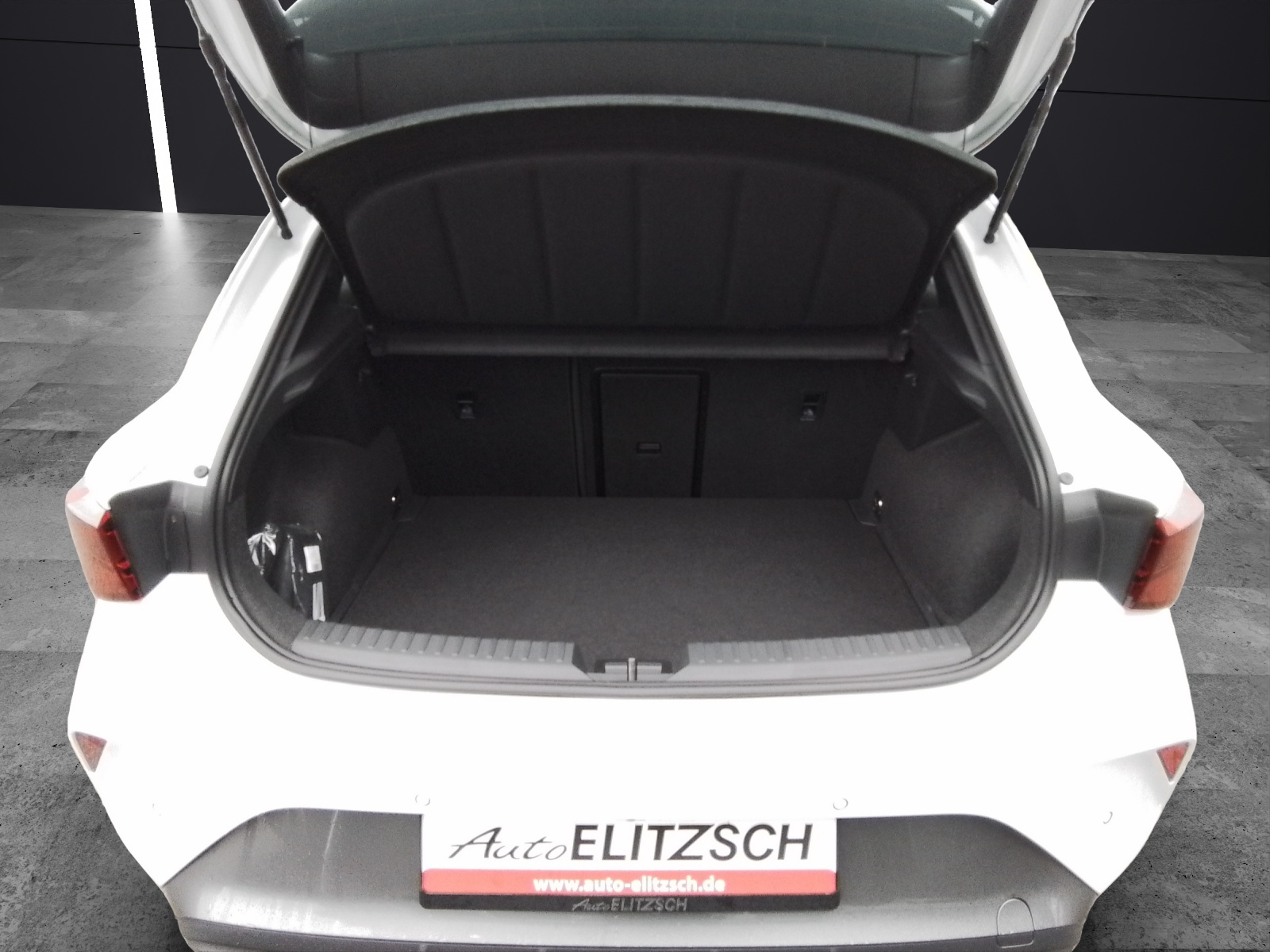 Fahrzeugabbildung CUPRA Leon eTSI DSG LED AHK Navi AID ACC RFK SH 19