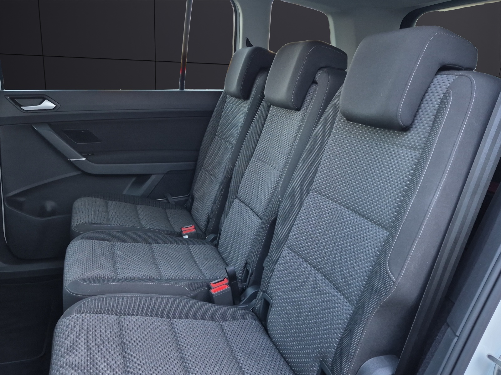 Fahrzeugabbildung Volkswagen Touran TSI Comfortline DSG R-Line LED Navi AID ACC RFK SH