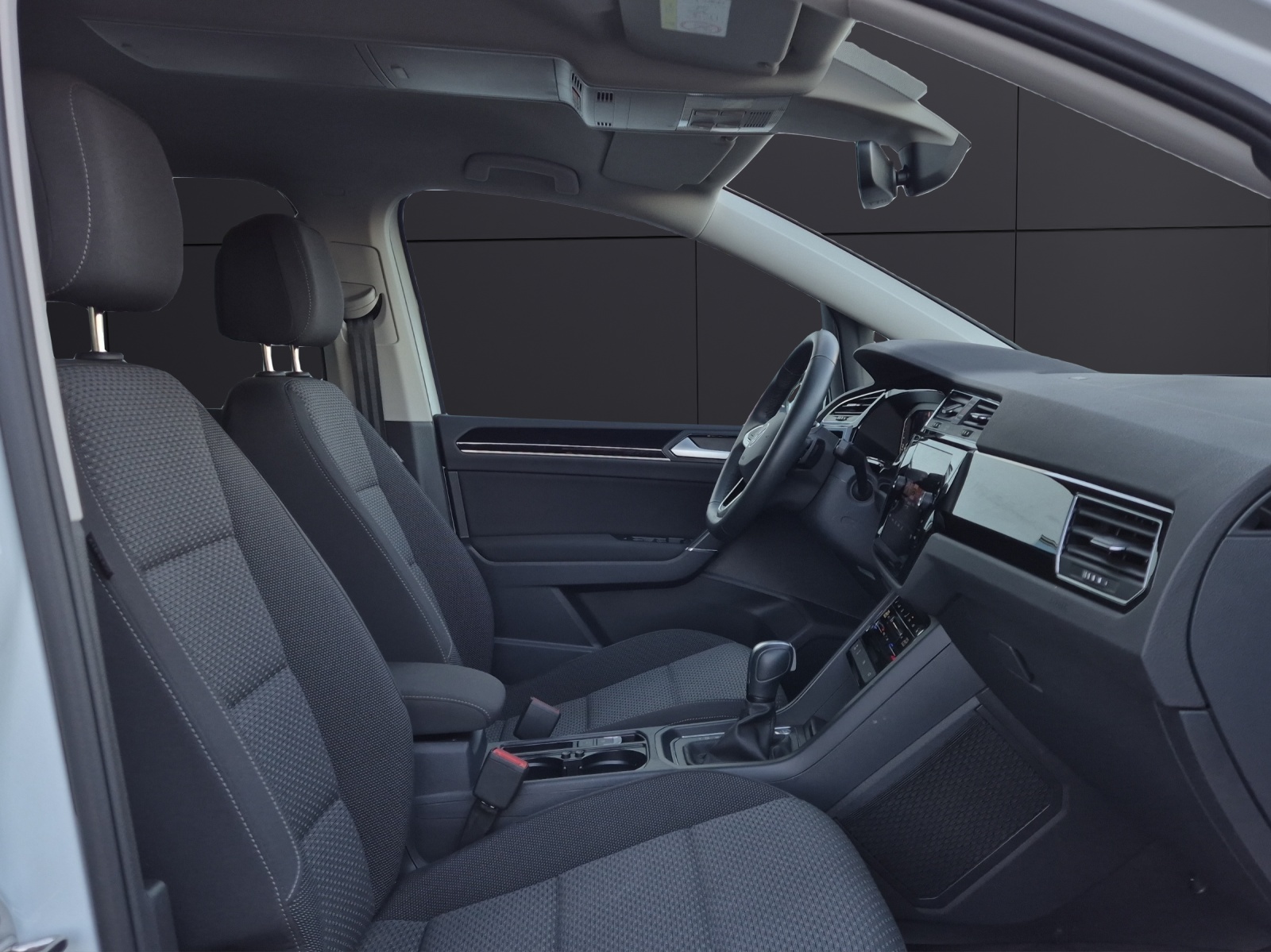 Fahrzeugabbildung Volkswagen Touran TSI Comfortline DSG R-Line LED Navi AID ACC RFK SH