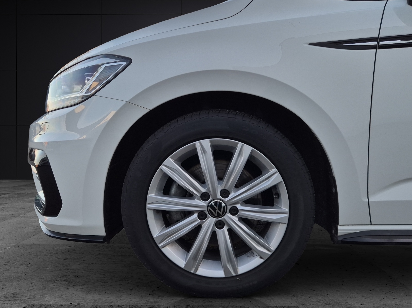 Fahrzeugabbildung Volkswagen Touran TSI Comfortline DSG R-Line LED Navi AID ACC RFK SH