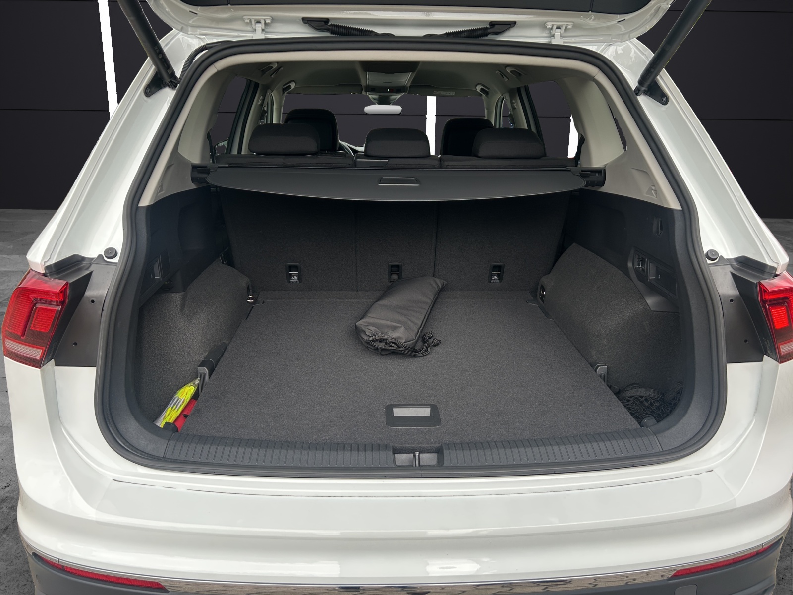 Fahrzeugabbildung Volkswagen Tiguan Allspace TDI Life DSG LED AHK CarPlay AID ACC PDC SH 18