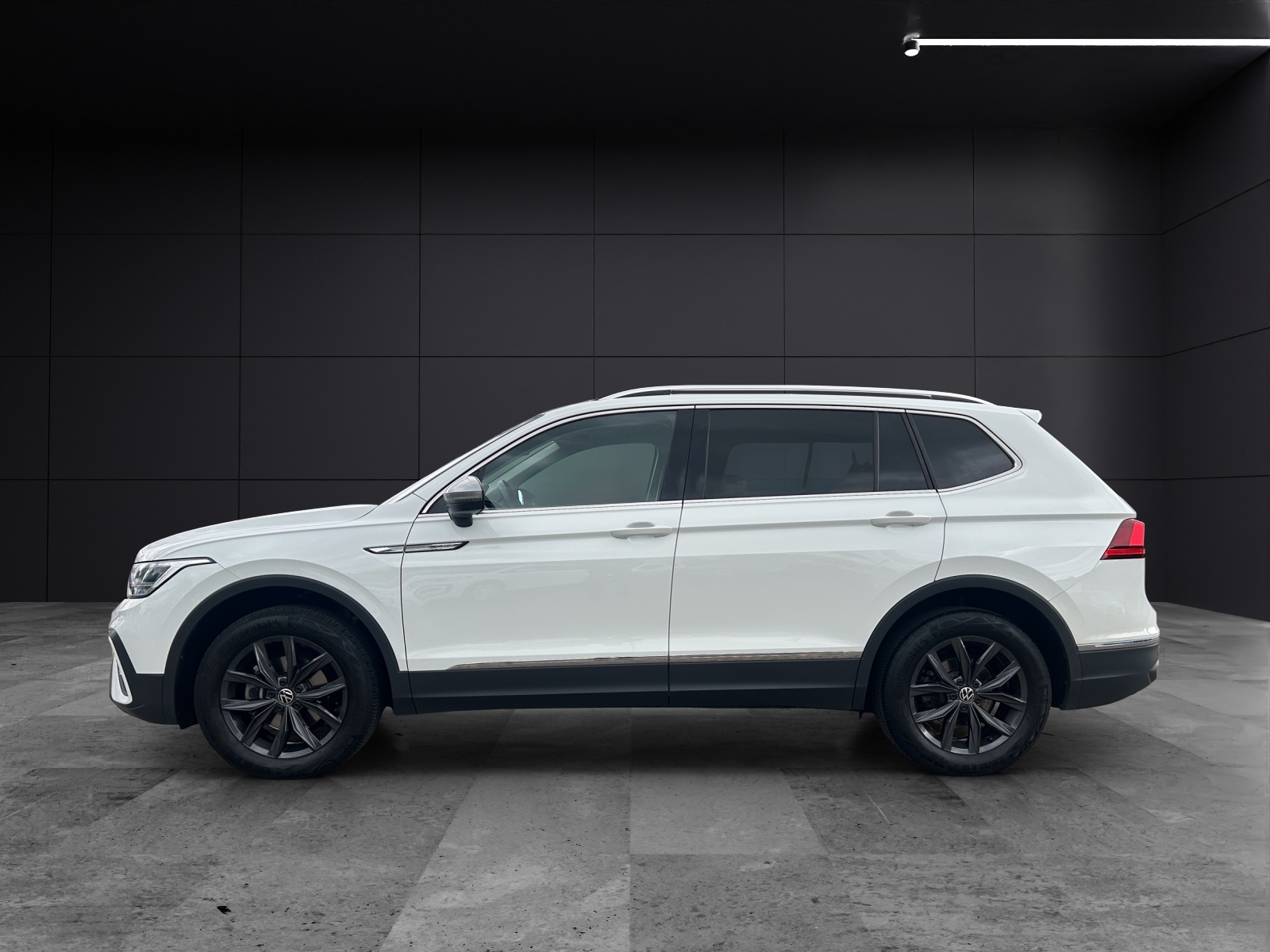 Fahrzeugabbildung Volkswagen Tiguan Allspace TDI Life DSG LED AHK CarPlay AID ACC PDC SH 18