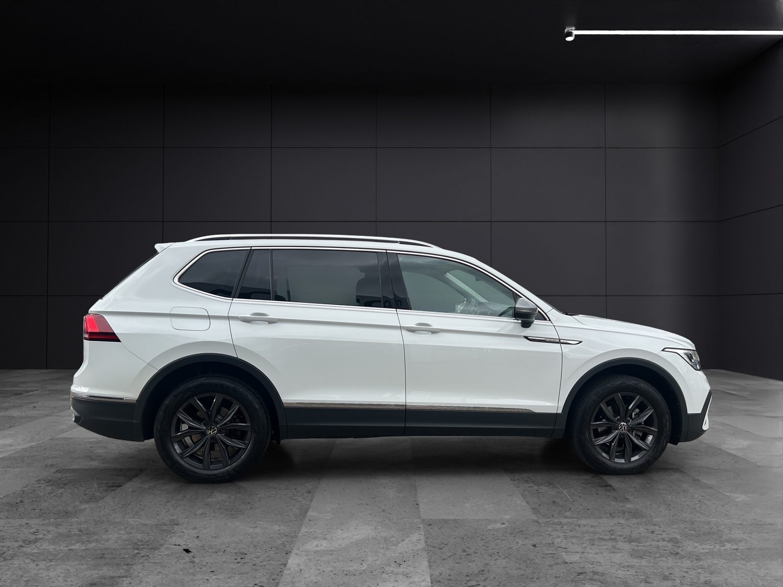 Fahrzeugabbildung Volkswagen Tiguan Allspace TDI Life DSG LED AHK CarPlay AID ACC PDC SH 18