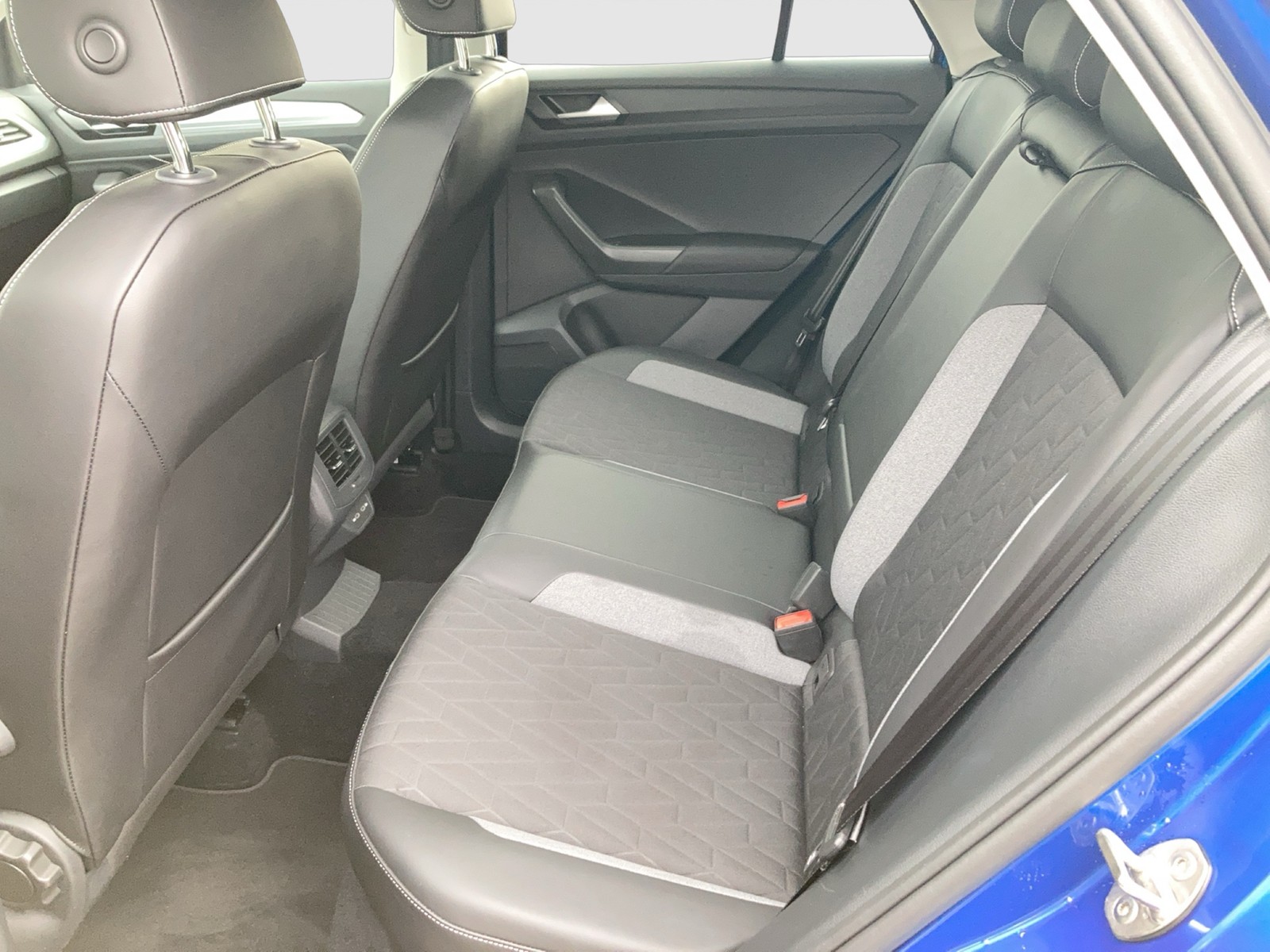 Fahrzeugabbildung Volkswagen T-Roc TSI Goal DSG LEDplus Navi AID ACC SHZ Park-Assist