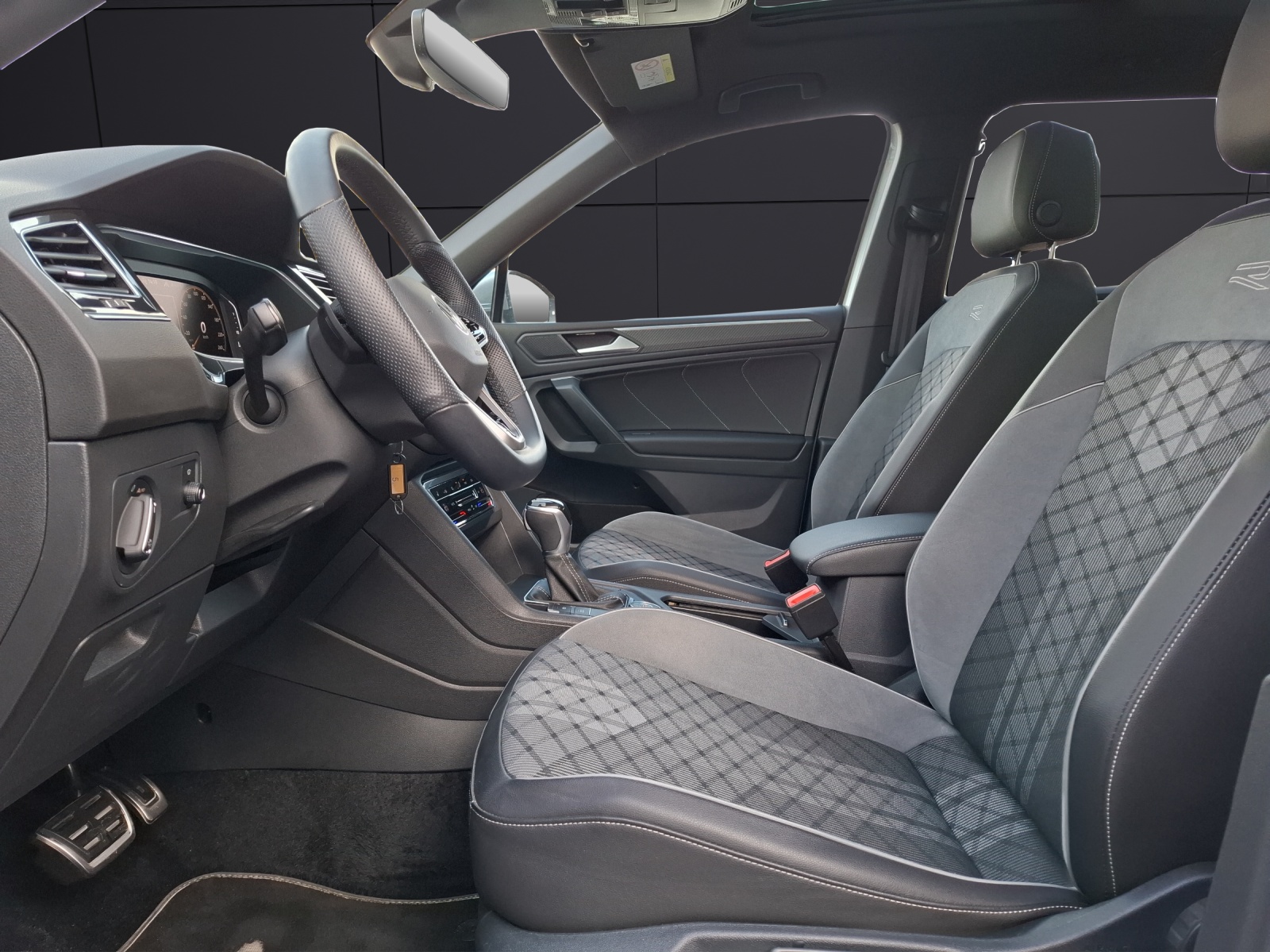 Fahrzeugabbildung Volkswagen Tiguan Allspace TDI R-Line DSG 4M Matrix Navi Pano HUD AID ACC RFK SH 20