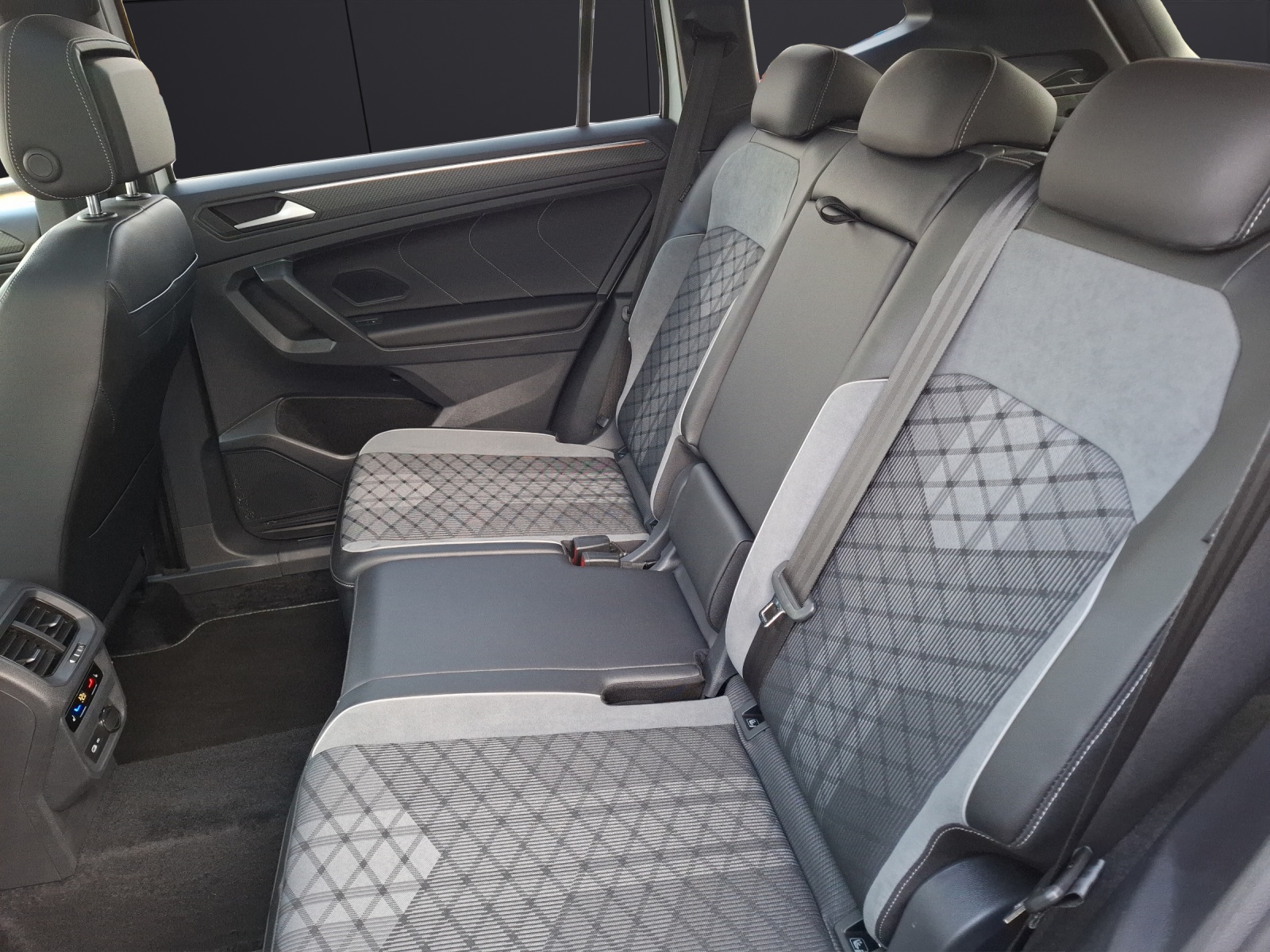 Fahrzeugabbildung Volkswagen Tiguan Allspace TDI R-Line DSG 4M Matrix Navi Pano HUD AID ACC RFK SH 20