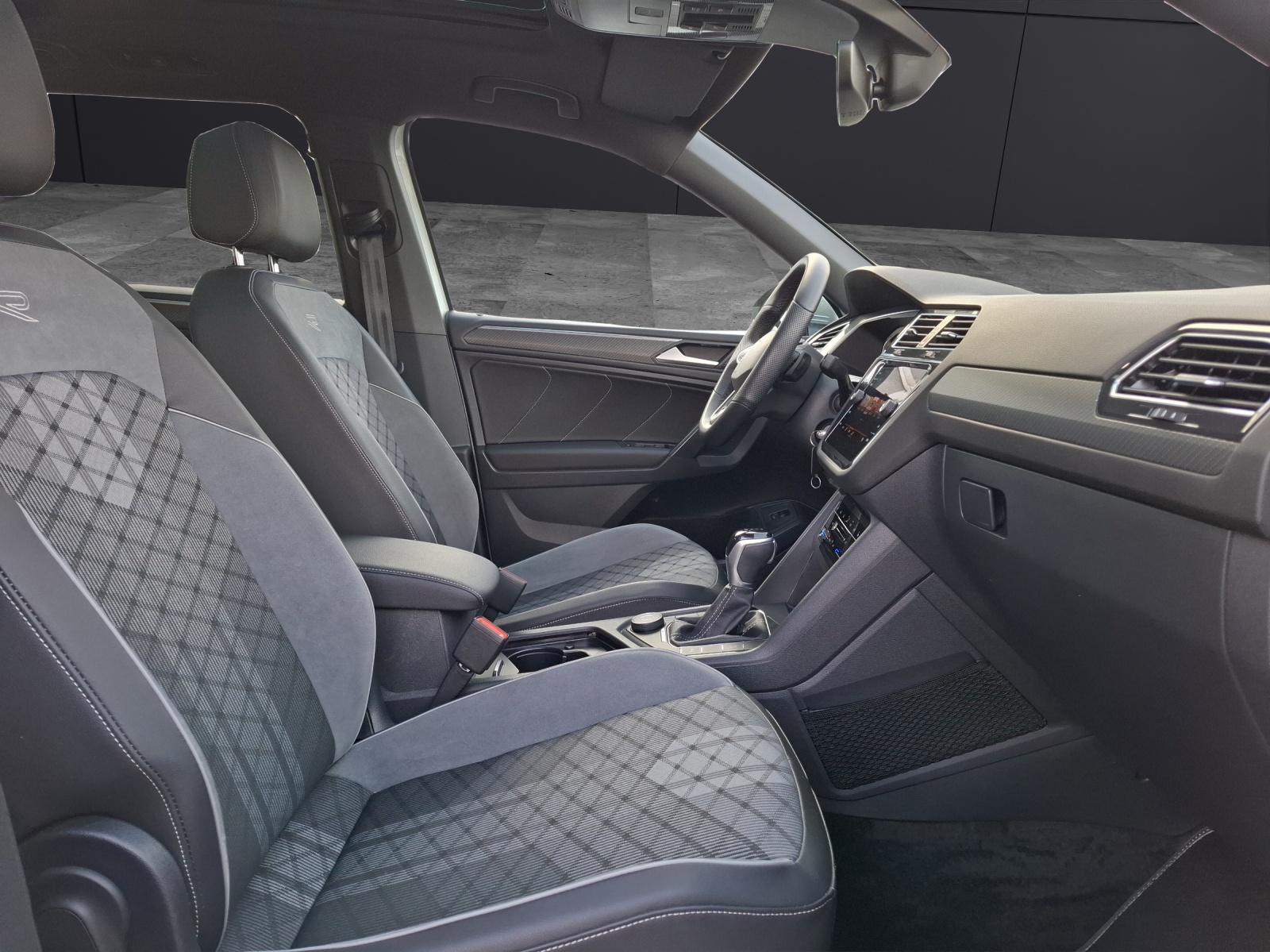 Fahrzeugabbildung Volkswagen Tiguan Allspace TDI R-Line DSG 4M Matrix Navi Pano HUD AID ACC RFK SH 20