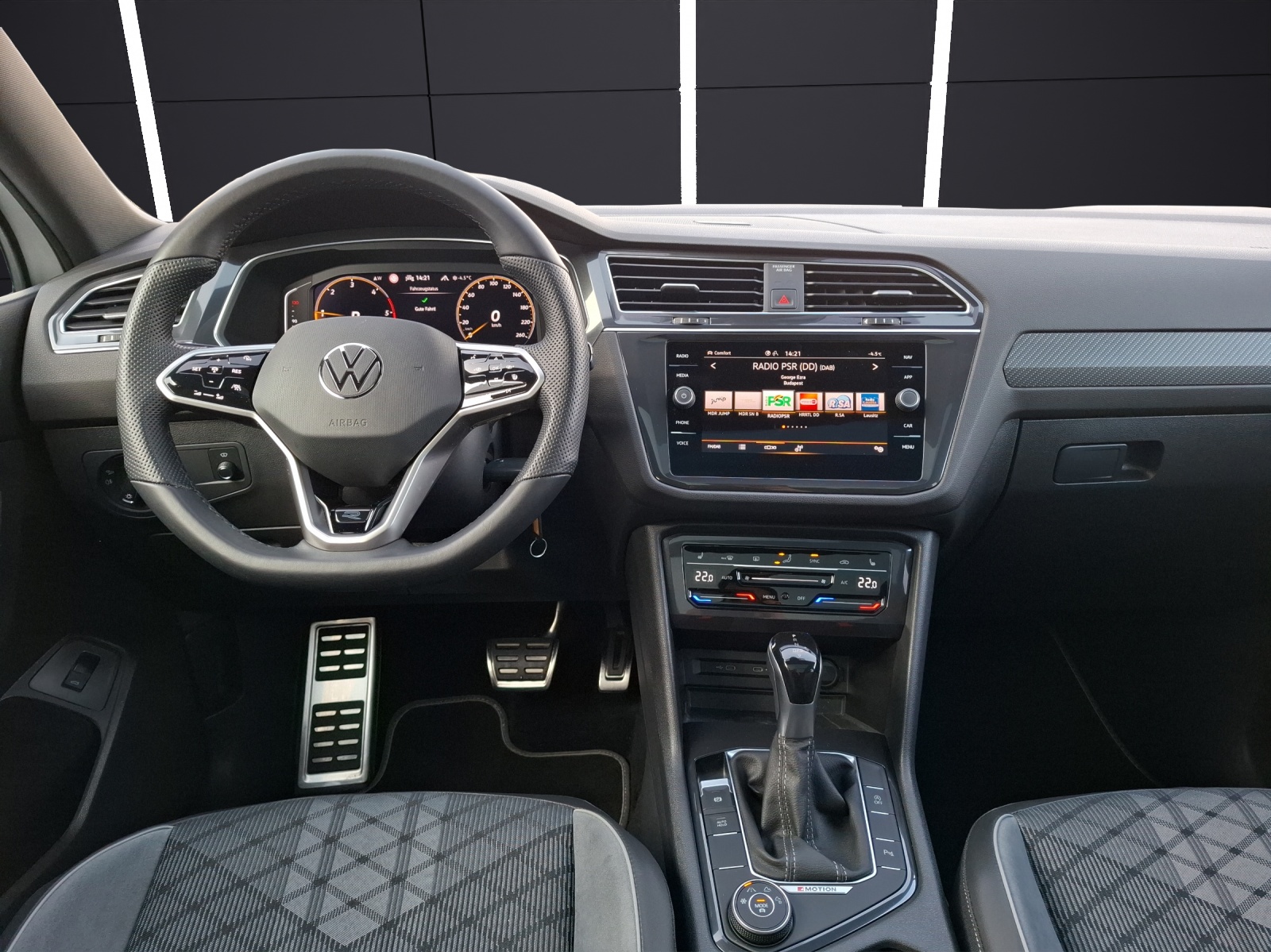 Fahrzeugabbildung Volkswagen Tiguan Allspace TDI R-Line DSG 4M Matrix Navi Pano HUD AID ACC RFK SH 20