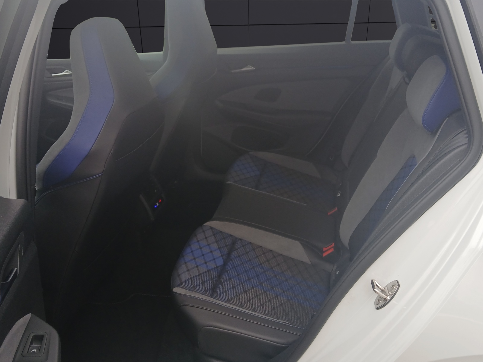 Fahrzeugabbildung Volkswagen Golf VIII Variant R DSG 4M LEDplus AHK Navi Harmann AID ACC RFK SH 19