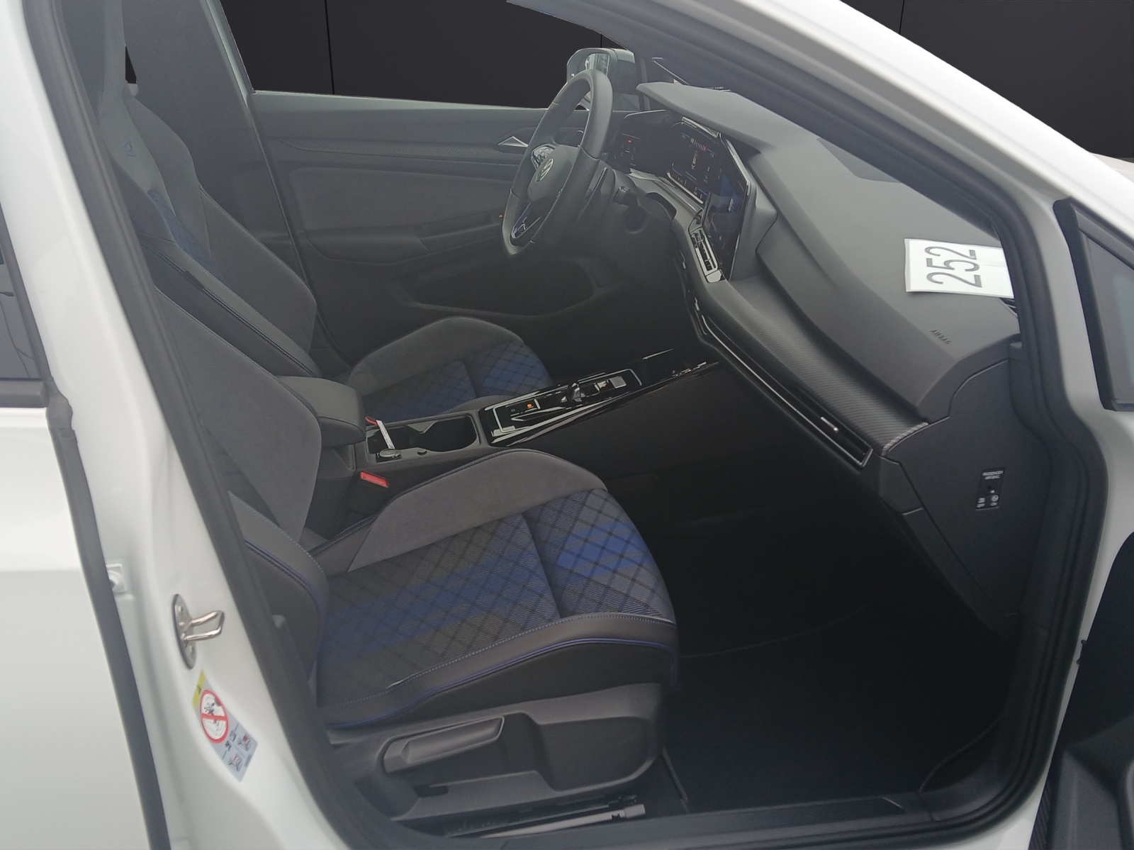 Fahrzeugabbildung Volkswagen Golf VIII Variant R DSG 4M LEDplus AHK Navi Harmann AID ACC RFK SH 19