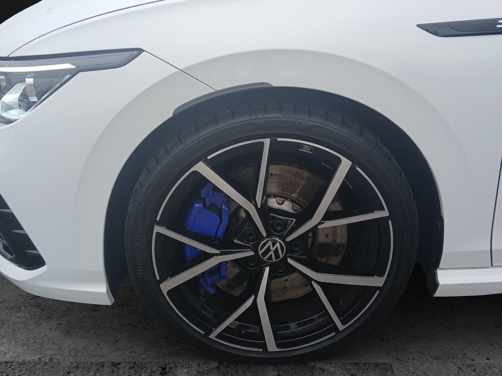 Fahrzeugabbildung Volkswagen Golf VIII Variant R DSG 4M LEDplus AHK Navi Harmann AID ACC RFK SH 19