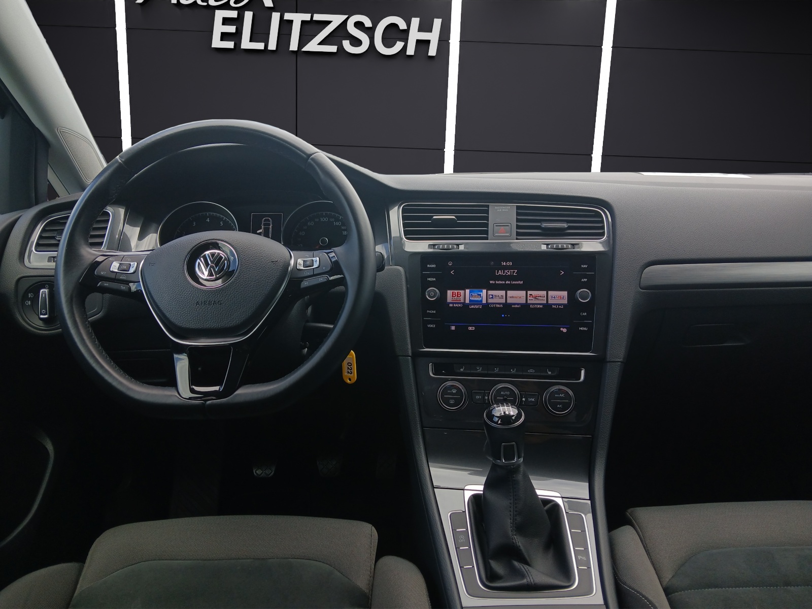 Fahrzeugabbildung Volkswagen Golf VII Variant TSI Comfortline LED Navi GRA PDC SH LM