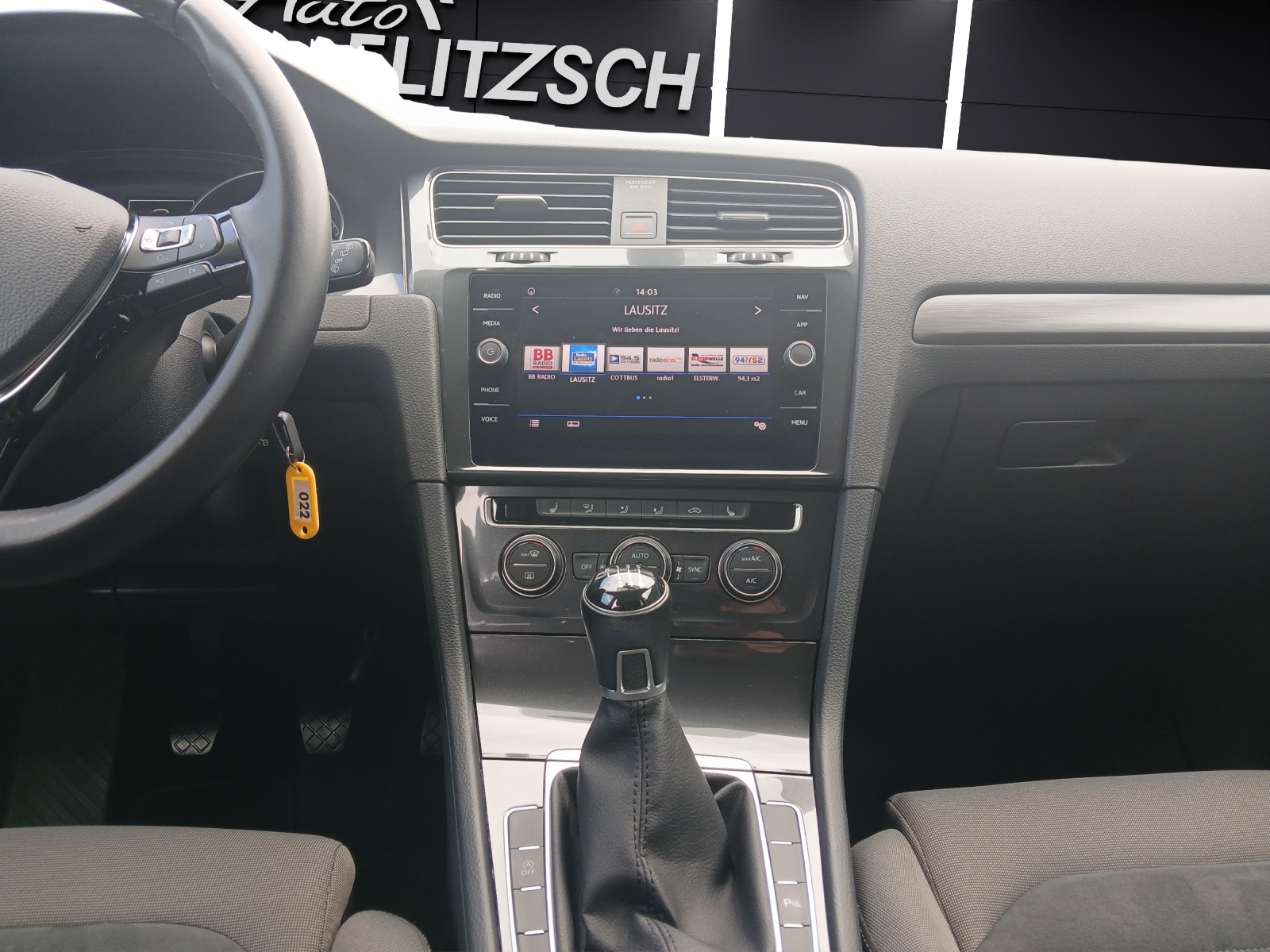 Fahrzeugabbildung Volkswagen Golf VII Variant TSI Comfortline LED Navi GRA PDC SH LM