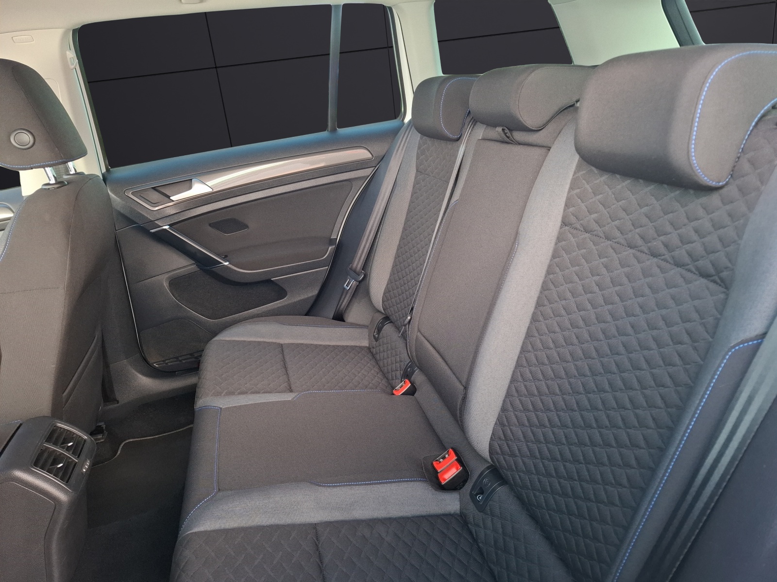 Fahrzeugabbildung Volkswagen Golf VII Variant TDI Join AHK Navi Climatronic PDC SH LM