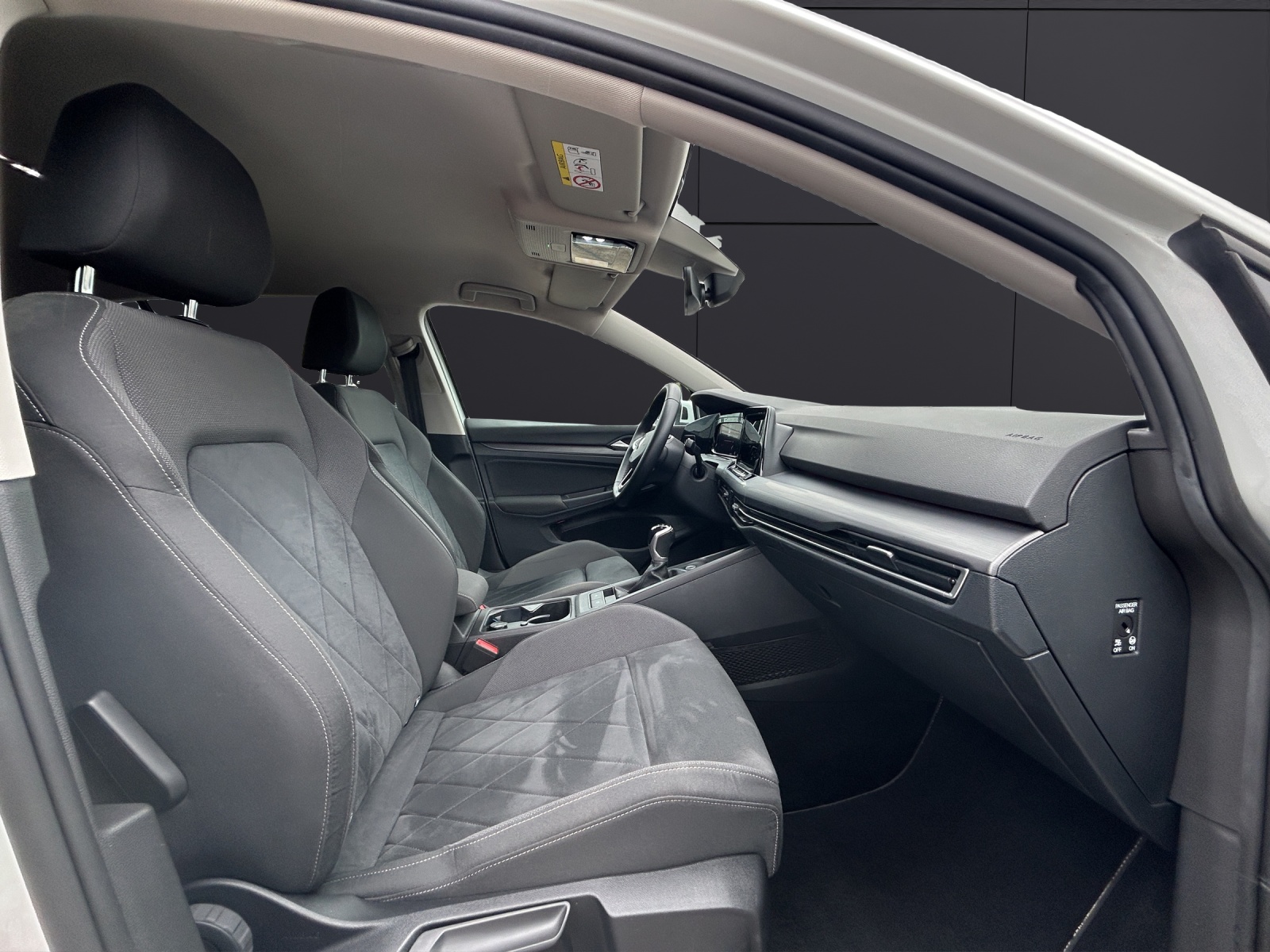Fahrzeugabbildung Volkswagen Golf VIII TSI Style Matrix Navi ACC STHZ PDC SHZ