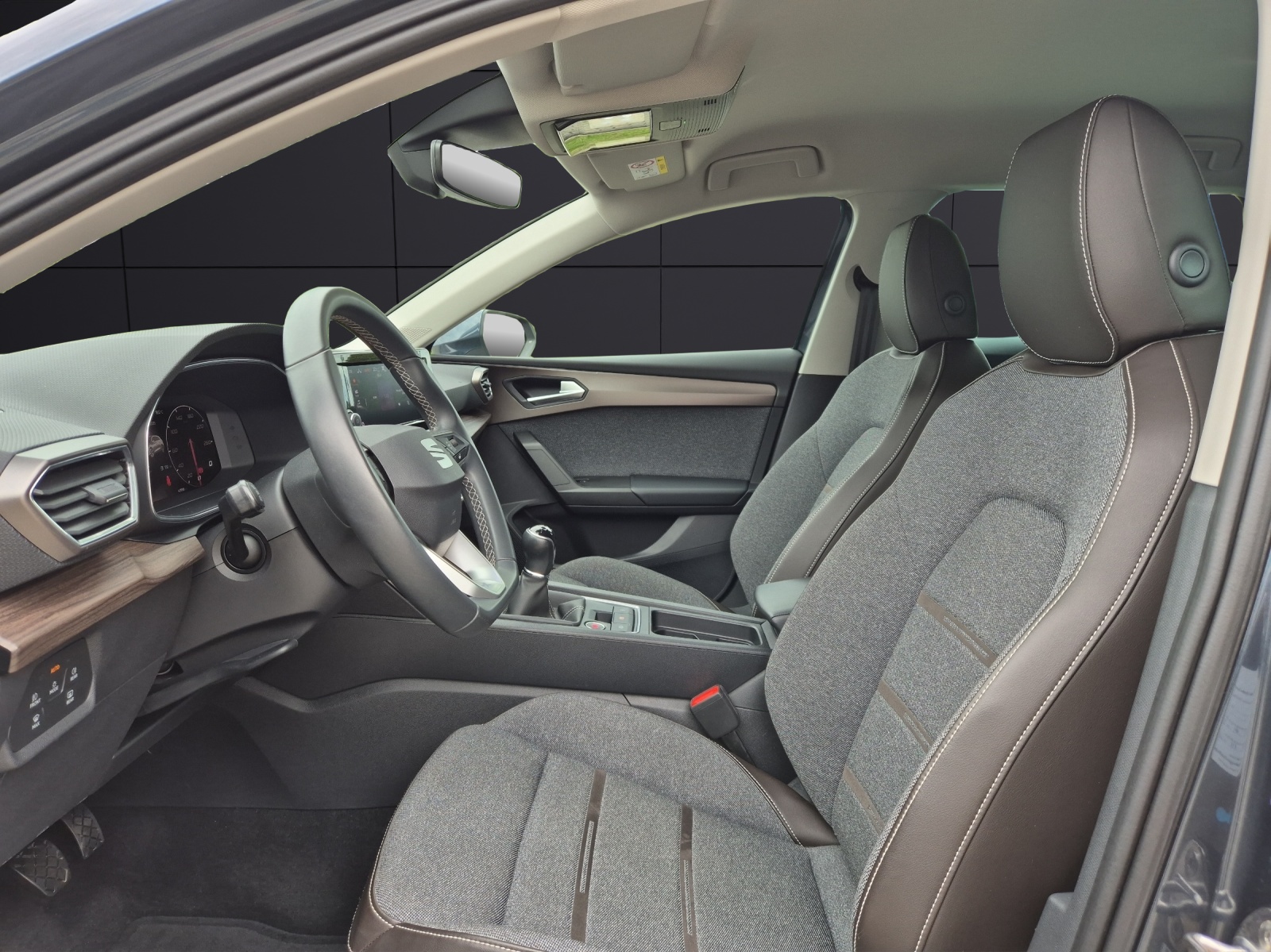 Fahrzeugabbildung SEAT Leon ST TSI Xcellence LED GRA Park-Aassist SH LM