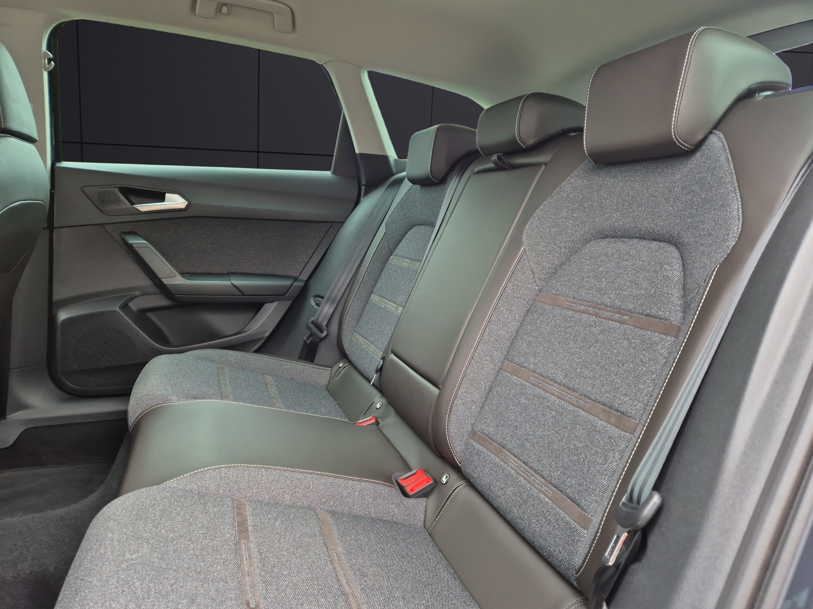 Fahrzeugabbildung SEAT Leon ST TSI Xcellence LED GRA Park-Aassist SH LM