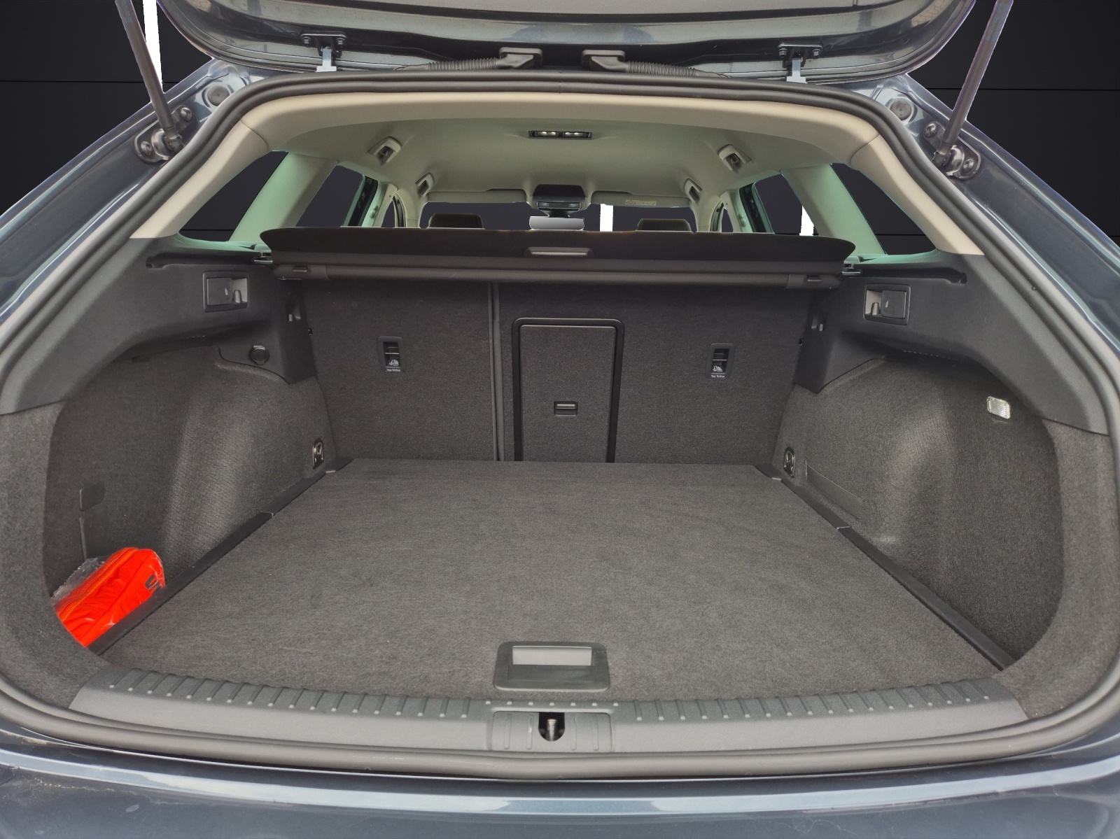 Fahrzeugabbildung SEAT Leon ST TSI Xcellence LED GRA Park-Aassist SH LM