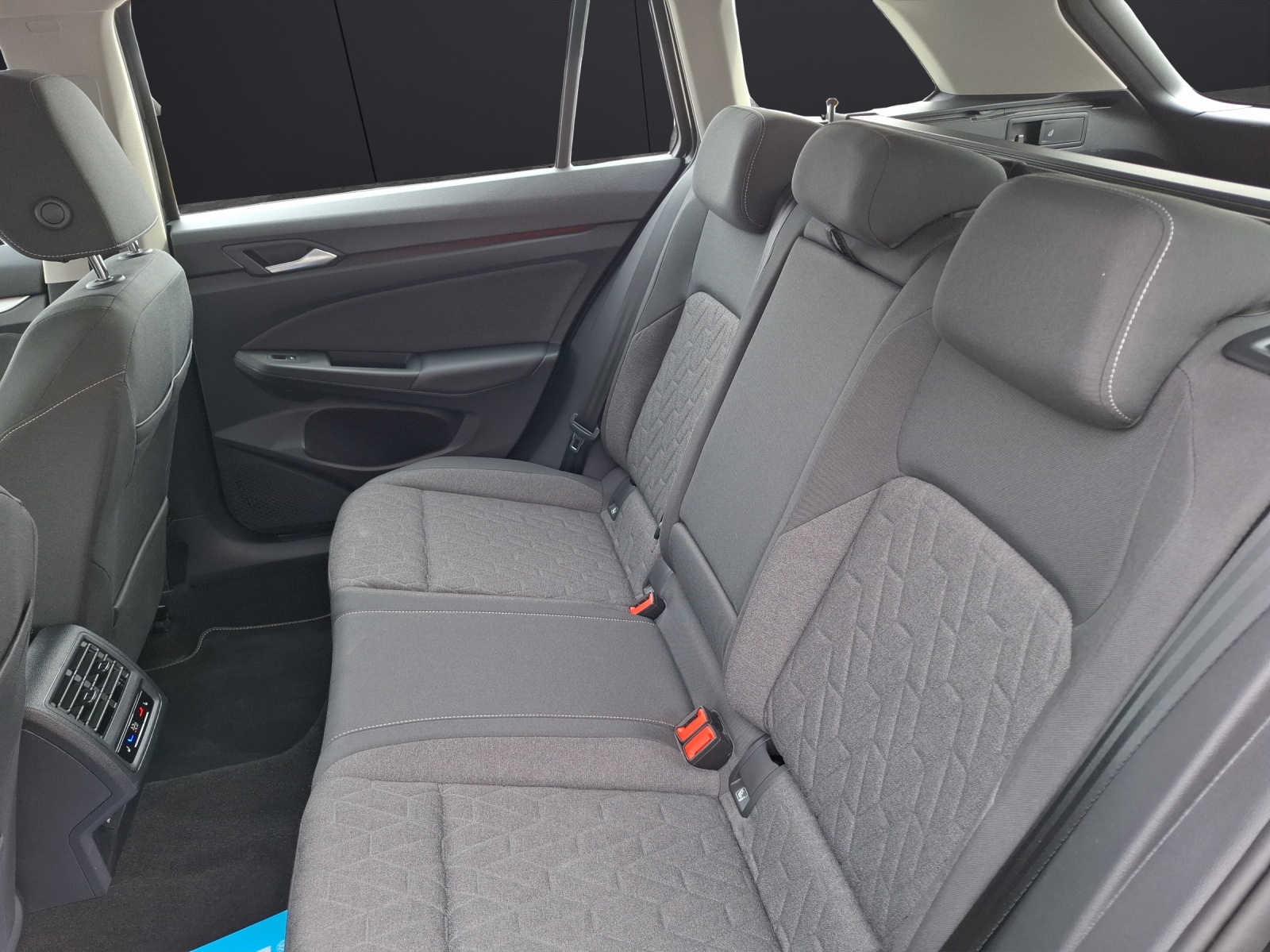 Fahrzeugabbildung Volkswagen Golf VIII Variant TSI Life Standhzg. LED Navi AID HUD ACC PDC SH LM