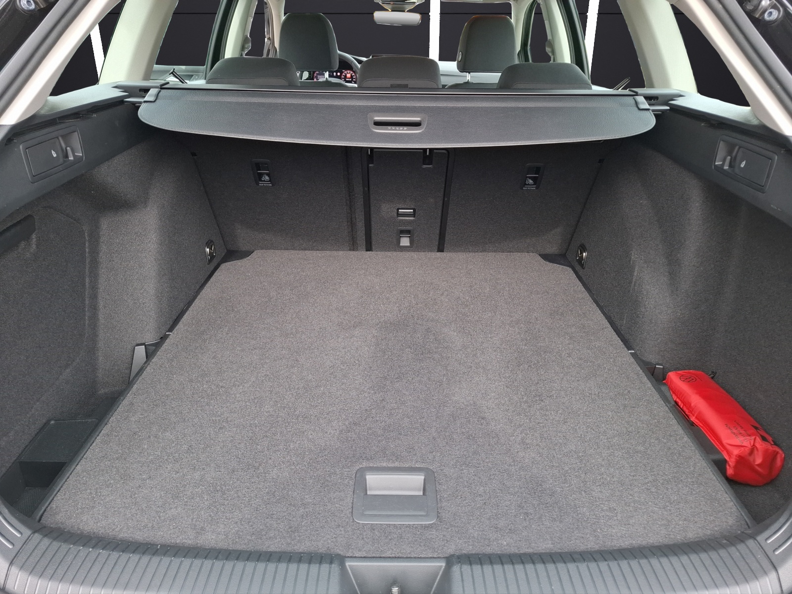 Fahrzeugabbildung Volkswagen Golf VIII Variant TSI Life Standhzg. LED Navi AID HUD ACC PDC SH LM