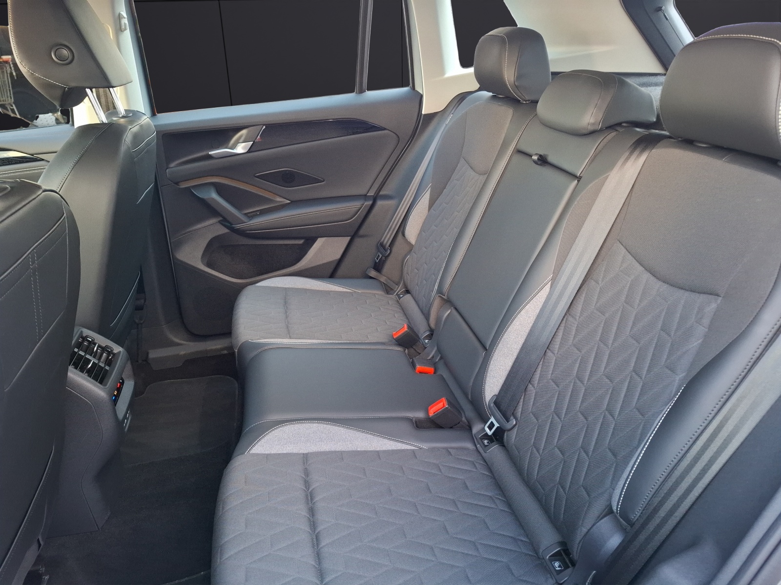 Fahrzeugabbildung Volkswagen Tiguan TDI Goal DSG 4M Standhzg LED AHK Navi AID ACC RFK SH