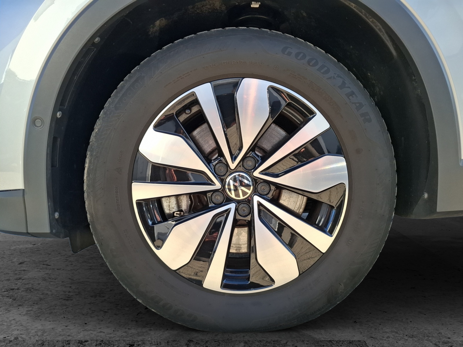 Fahrzeugabbildung Volkswagen Tiguan TDI Goal DSG 4M Standhzg LED AHK Navi AID ACC RFK SH